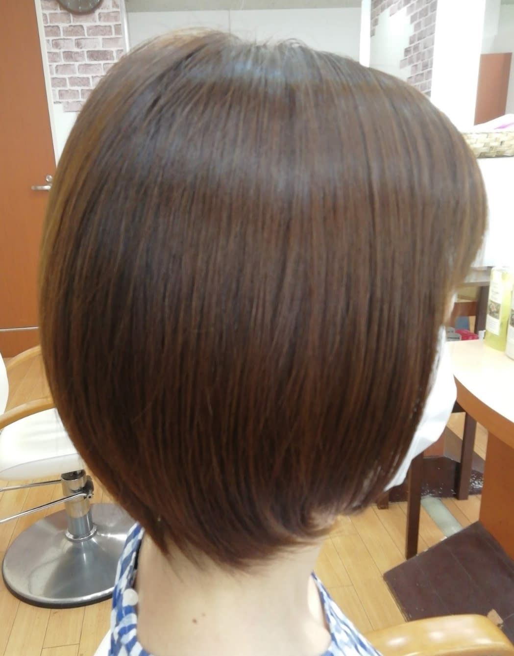 apollona【アポローナ】のスタイル紹介。軽めのショートボブ&ライトベージュブラウン(白髪&お洒染め)