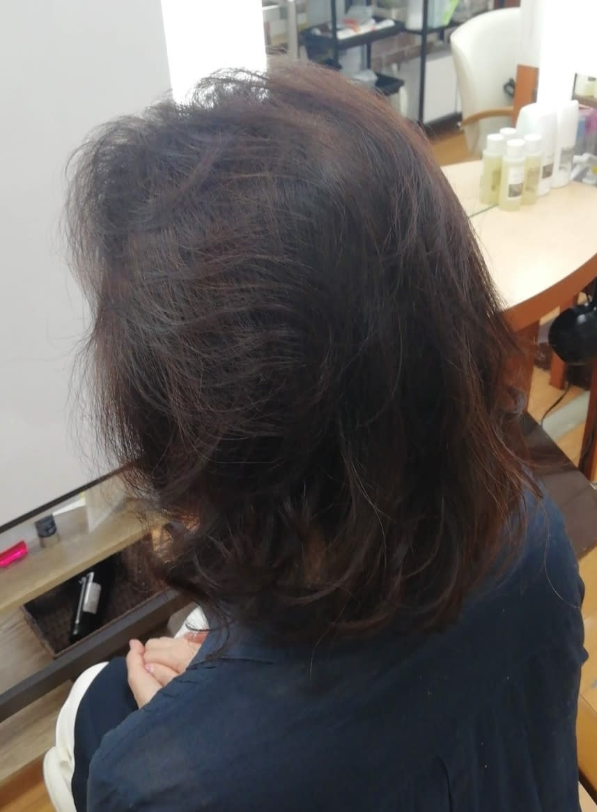 apollona【アポローナ】のスタイル紹介。くせ毛ミディアムグラ&ナチュラルブラウン(白髪染め)