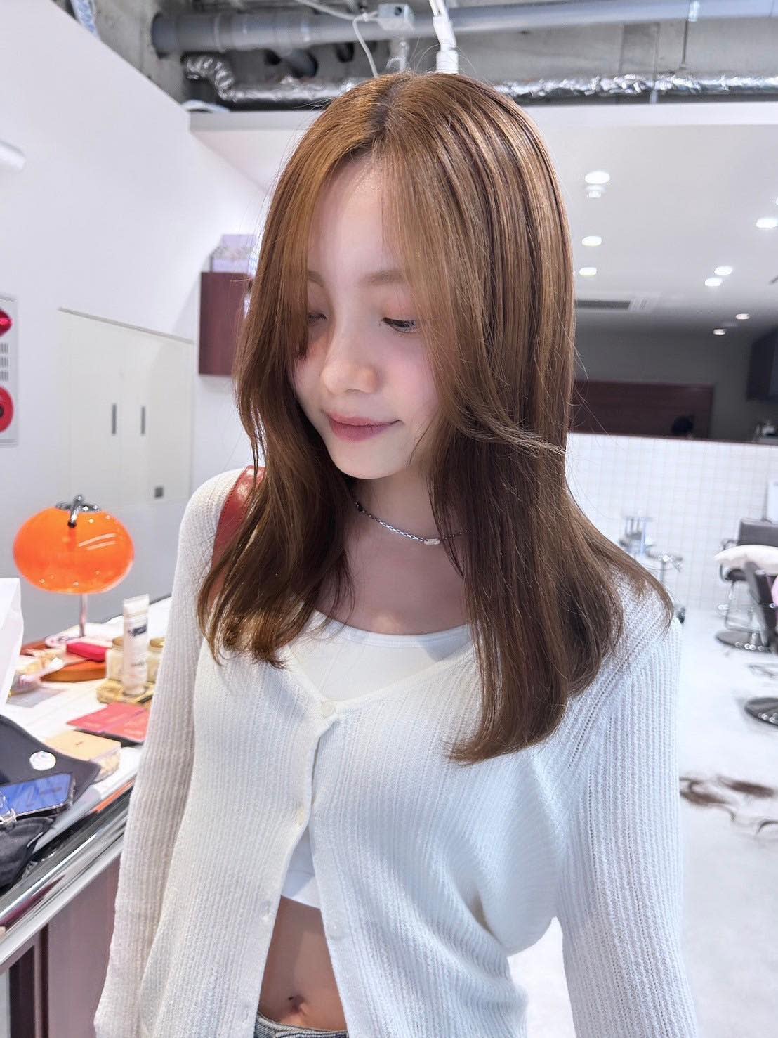 Look at【ルック アット】のスタイル紹介。【Look at】アッシュベージュカーキベージュミディ