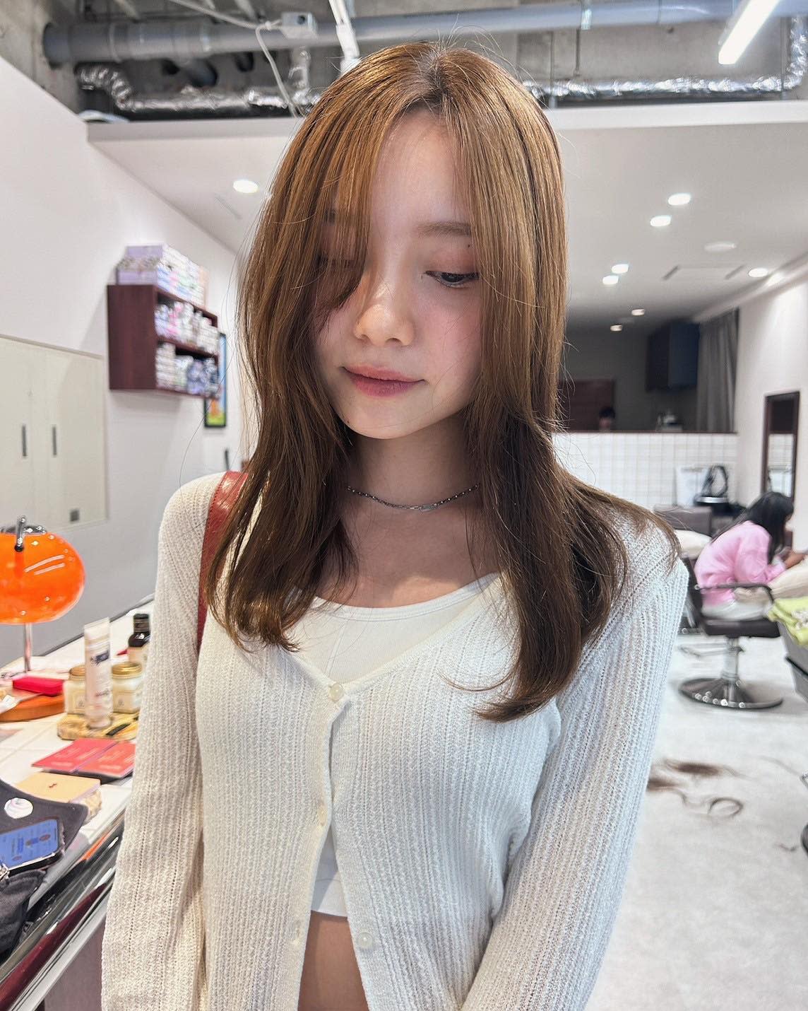 Look at【ルック アット】のスタイル紹介。【Look at】アッシュベージュカーキベージュミディ