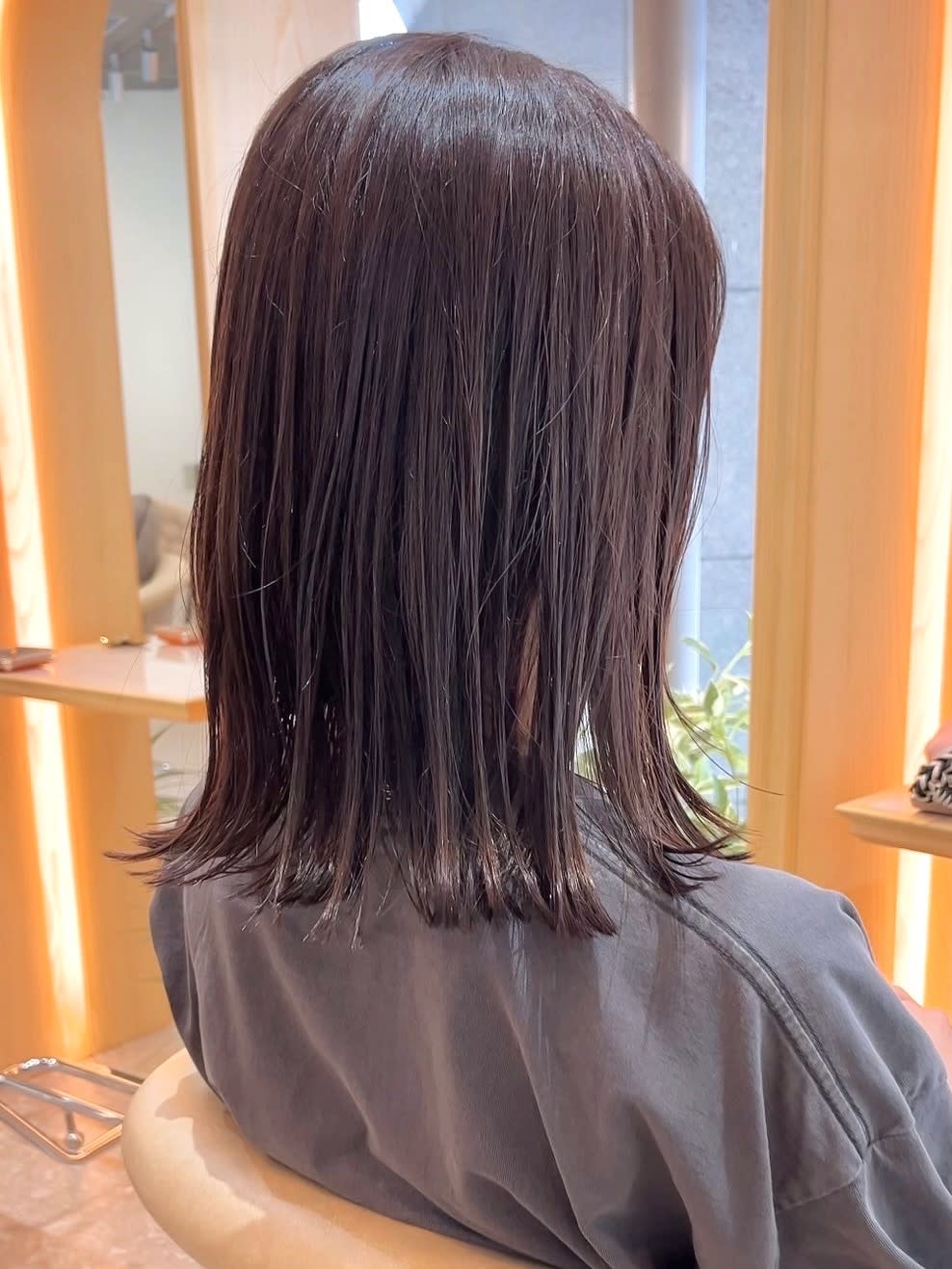 GRITTERs 仙台中央店【グリッター】【グリッター センダイチュウオウテン グリッター】のスタイル紹介。ラベンダーグレー　外ハネミディアム　ワンカールアレンジ