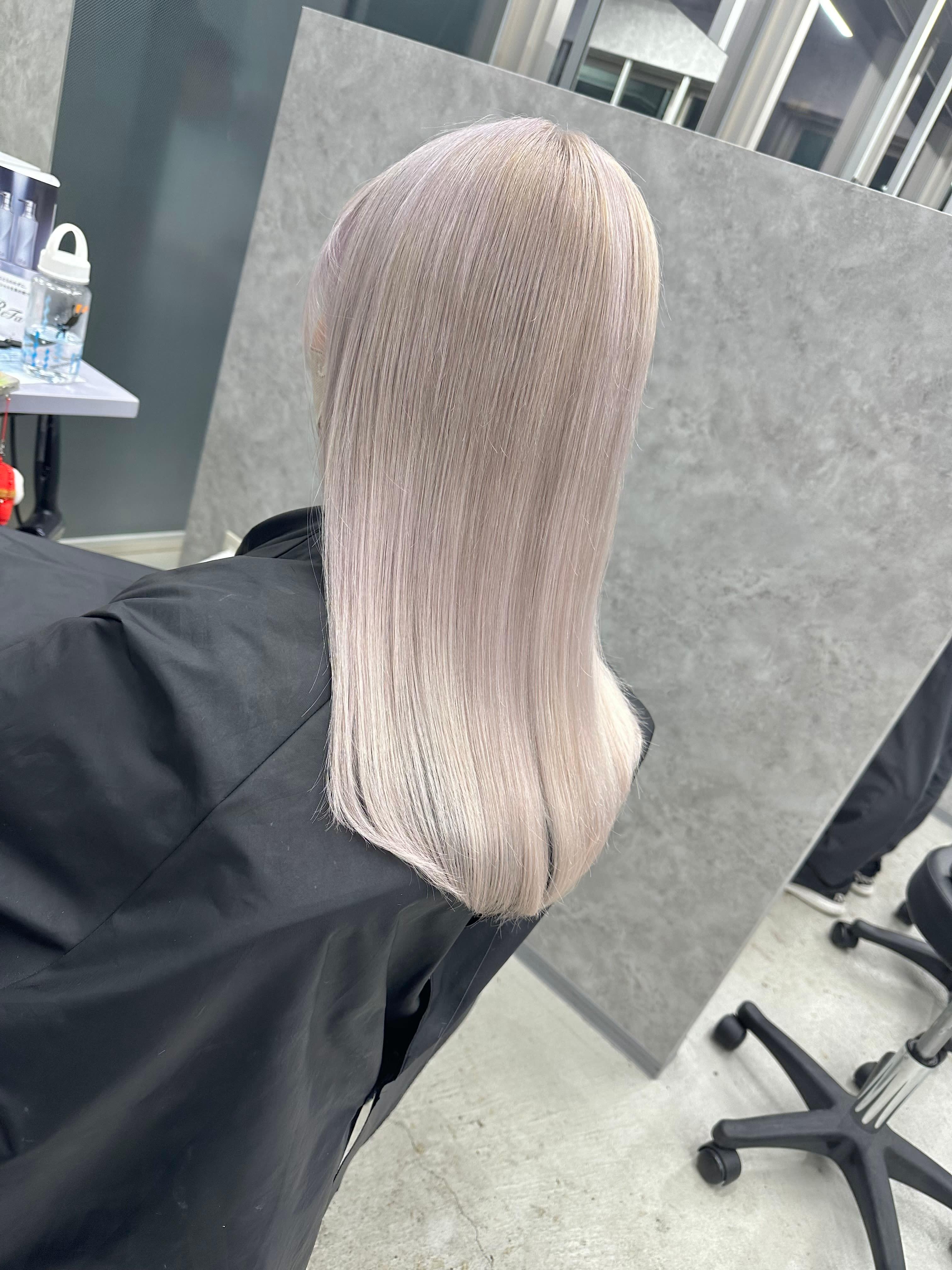 Hair Design Forest. -髪質改善- 流山おおたかの森【ヘアーデザインフォレストカミシツカイゼンナガレヤマオオタカノモリ】のスタイル紹介。ハイトーンホワイトベージュ