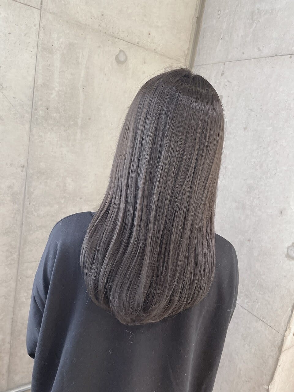 流山おおたかの森駅西口の美容室 Livin by afloat【リビンバイアフロート】【ナガレヤマオオタカノモリエキニシグチノビヨウシツ リビンバイアフロート】のスタイル紹介。ストレートロング　シルバーグレージュ　おおたかの森