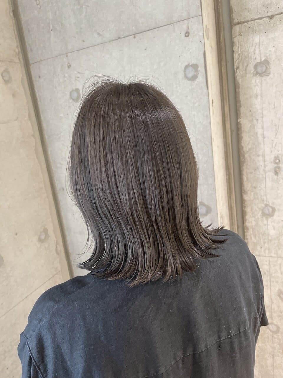 流山おおたかの森駅西口の美容室 Livin by afloat【リビンバイアフロート】【ナガレヤマオオタカノモリエキニシグチノビヨウシツ リビンバイアフロート】のスタイル紹介。透明感カラーグレーアッシュ