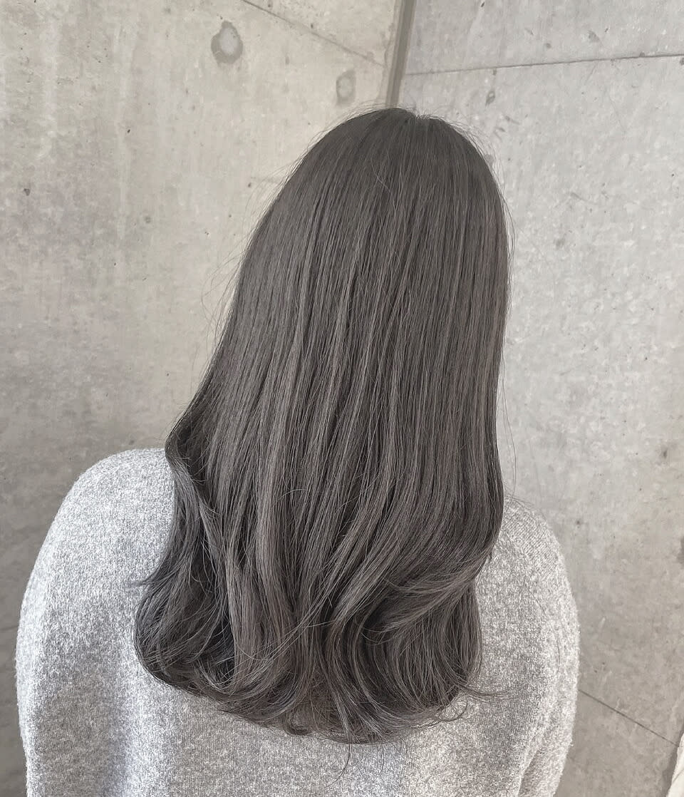流山おおたかの森駅西口の美容室 Livin by afloat【リビンバイアフロート】【ナガレヤマオオタカノモリエキニシグチノビヨウシツ リビンバイアフロート】のスタイル紹介。透明感カラーグレーアッシュ　おおたかの森