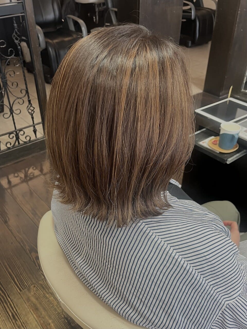 リジェール 高辻店【リジェール タカツジテン】のスタイル紹介。脱白髪染め 育てるハイライト ミディアムスタイル アッシュ