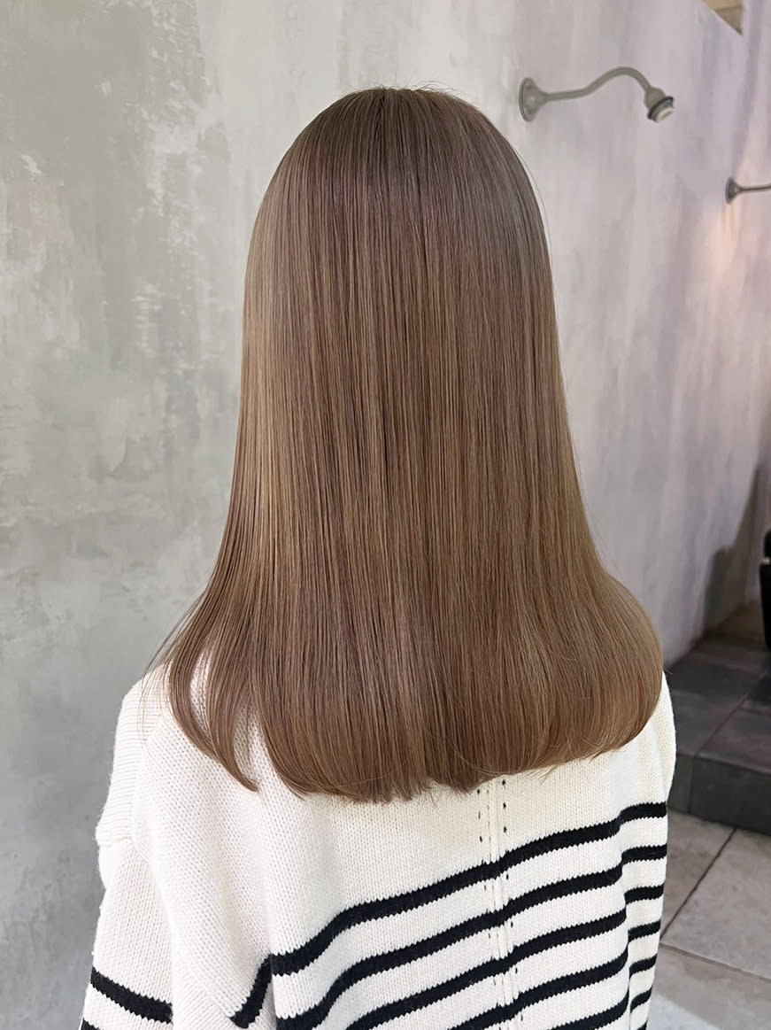 IT by ALBUM 北千住店【アイティー バイ アルバム】【アイティー バイ アルバムキタセンジュテン】のスタイル紹介。グレーベージュくびレイヤー_ba490551