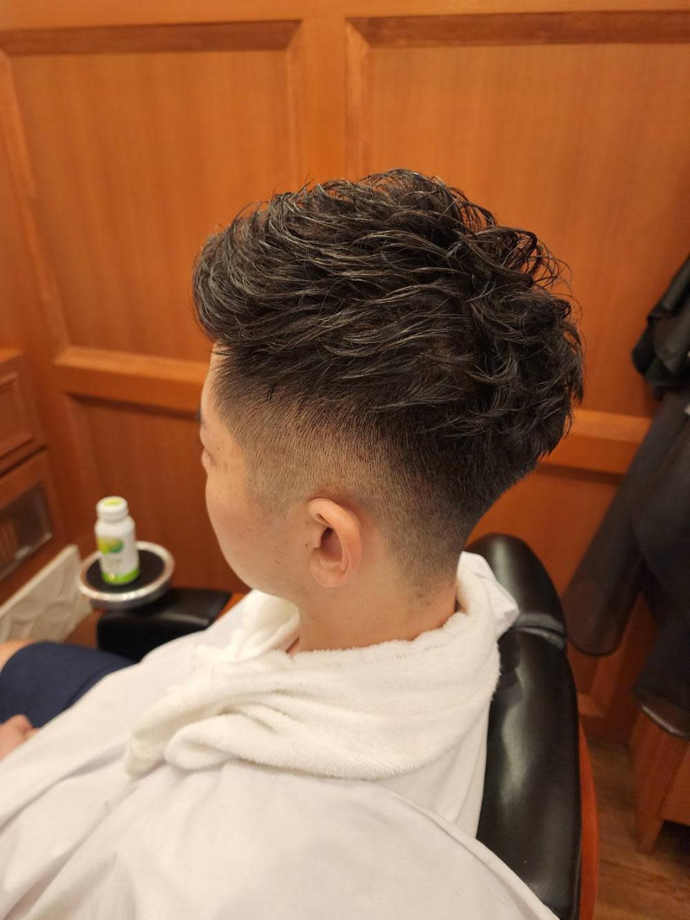 Y's BARBER GINZA LOUNGE【ワイズ バーバー ギンザ ラウンジ】のスタイル紹介。アイロンパーマフェードスタイル