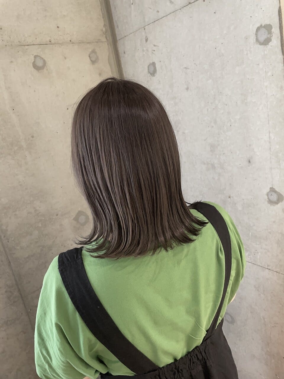 流山おおたかの森駅西口の美容室 Livin by afloat【リビンバイアフロート】【ナガレヤマオオタカノモリエキニシグチノビヨウシツ リビンバイアフロート】のスタイル紹介。切りっぱなしロブ　ミントベージュ　おおたかの森