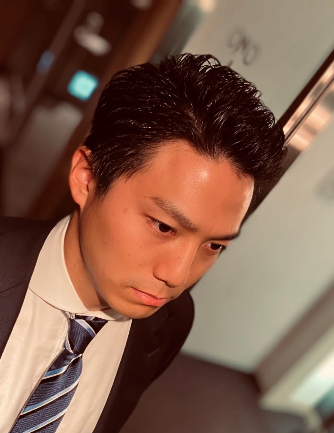 艶出専科本店【ツヤダシセンカ】のスタイル紹介。ビジネスアイロンパーマショート