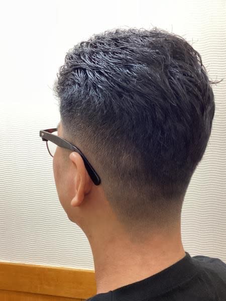 ヘアサロン大野 帝国ホテル大阪店【ヘアサロンオオノ】のスタイル紹介。クセ毛を活かしたオールバックフェードスタイル