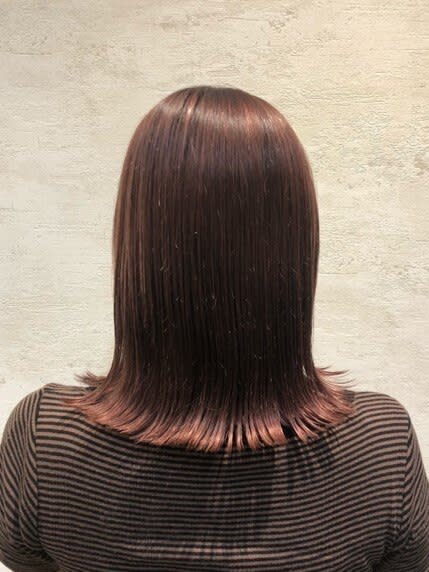 ERDA【エルダ】のスタイル紹介。ピンクベージュ/外ハネロブ/ツヤ髪