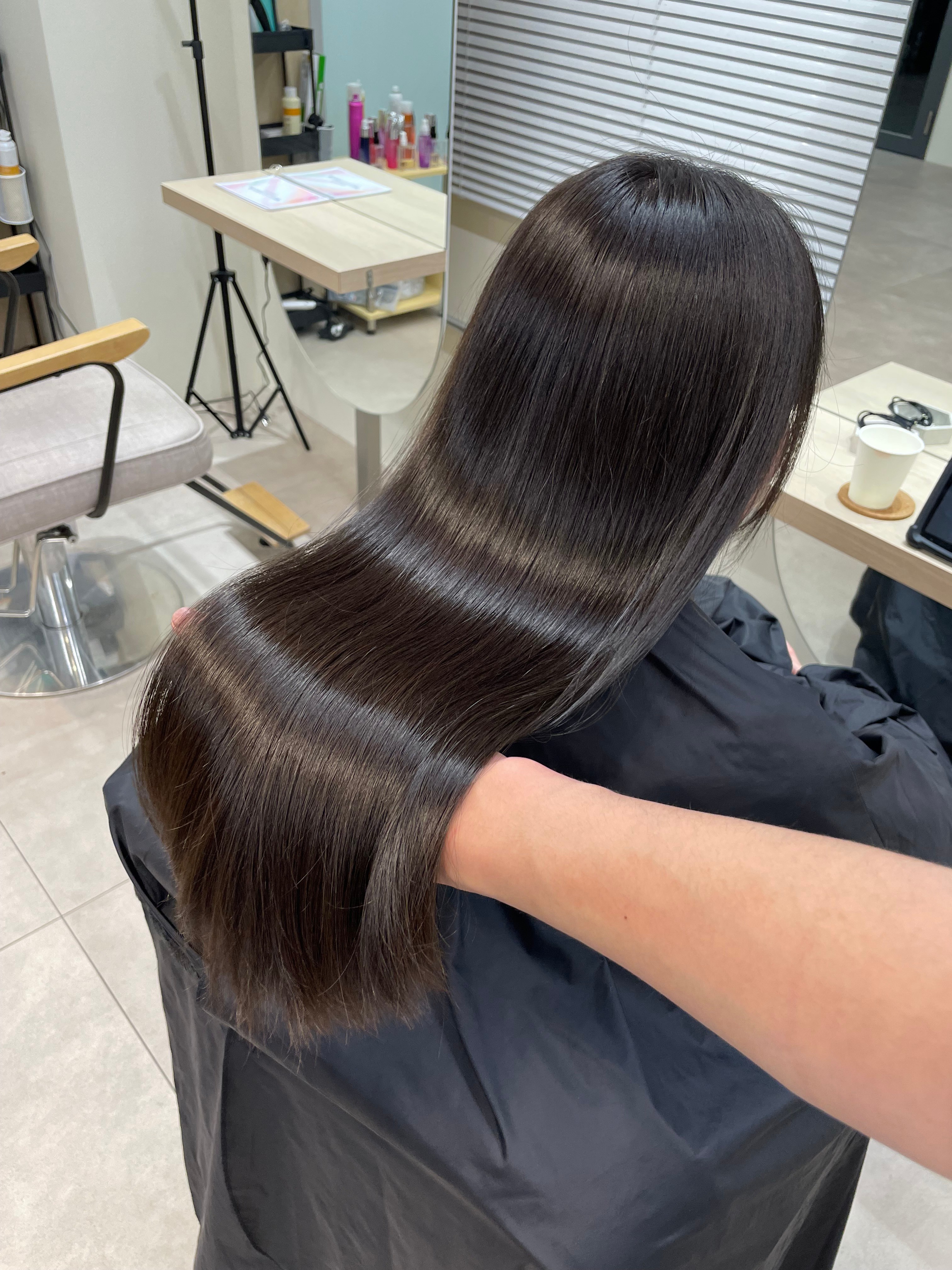 Uni. 江坂【ユニ】【ユニエサカ】のスタイル紹介。艶髪　水素カラー