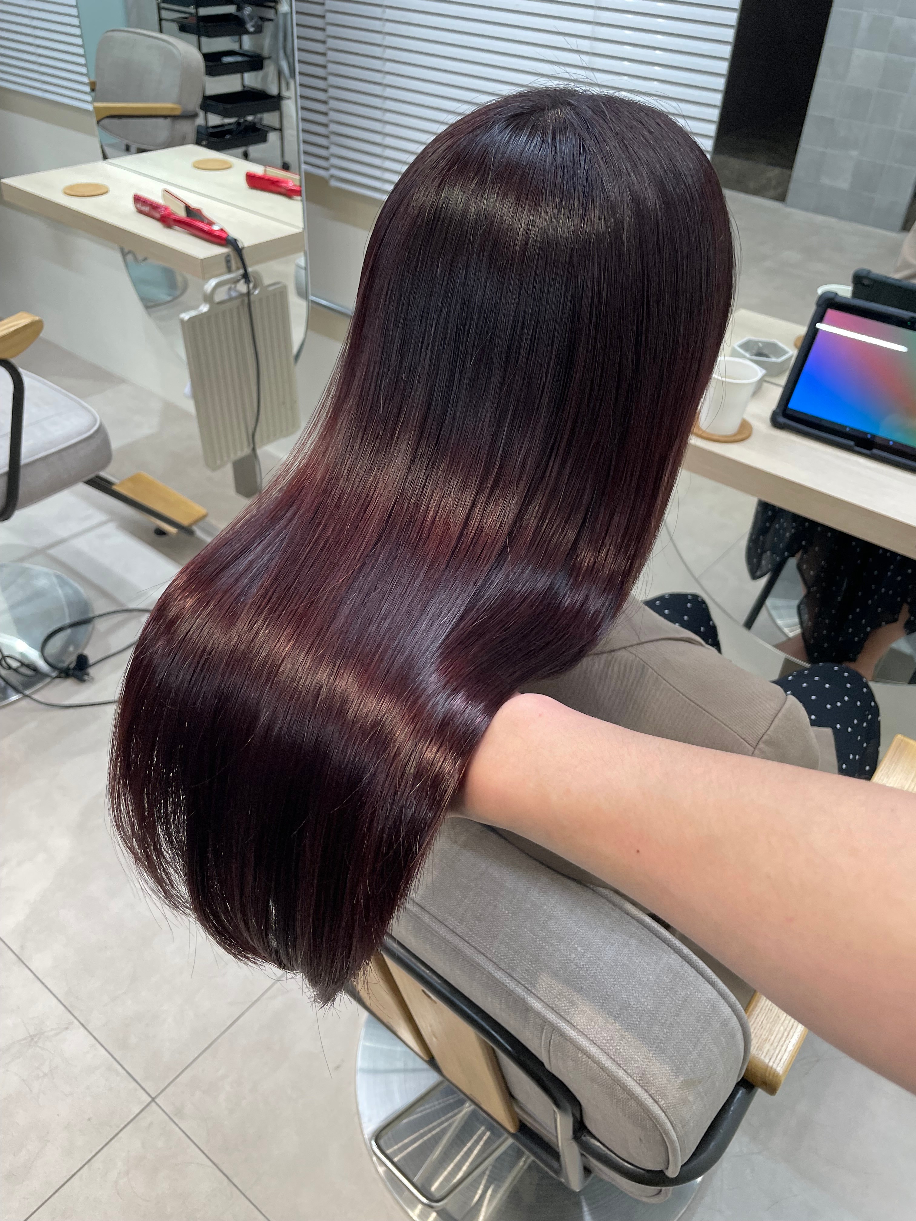 Uni. 江坂【ユニ】【ユニエサカ】のスタイル紹介。艶髪　ボルドーカラー