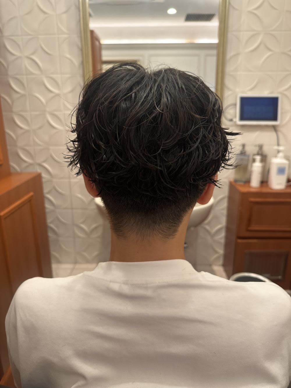 Y's BARBER GINZA 御茶ノ水店【ワイズ バーバー ギンザ オチャノミズ】のスタイル紹介。センターパート　緩めパーマ