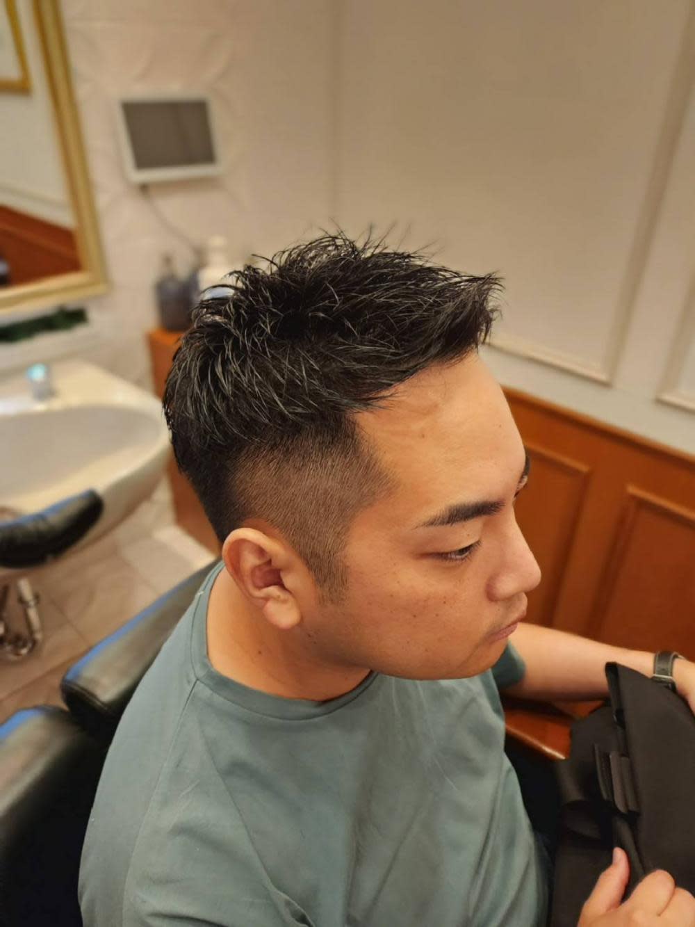 Y's BARBER GINZA LOUNGE【ワイズ バーバー ギンザ ラウンジ】のスタイル紹介。アップバングツーブロックフェード