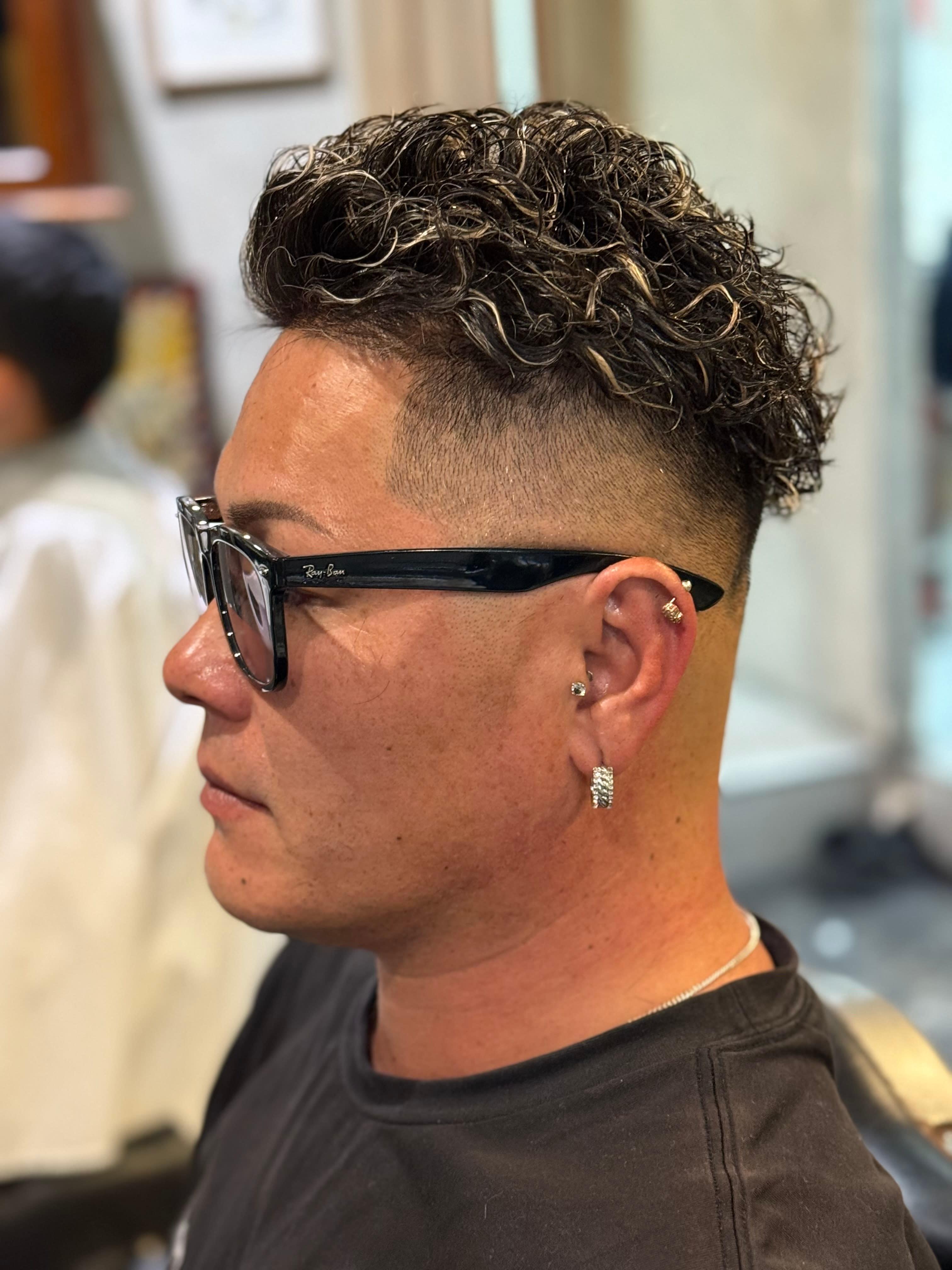 L.A BARBERSHOP【エルエー　バーバーショップ】のスタイル紹介。ホワイトメッシュ×極道パーマ