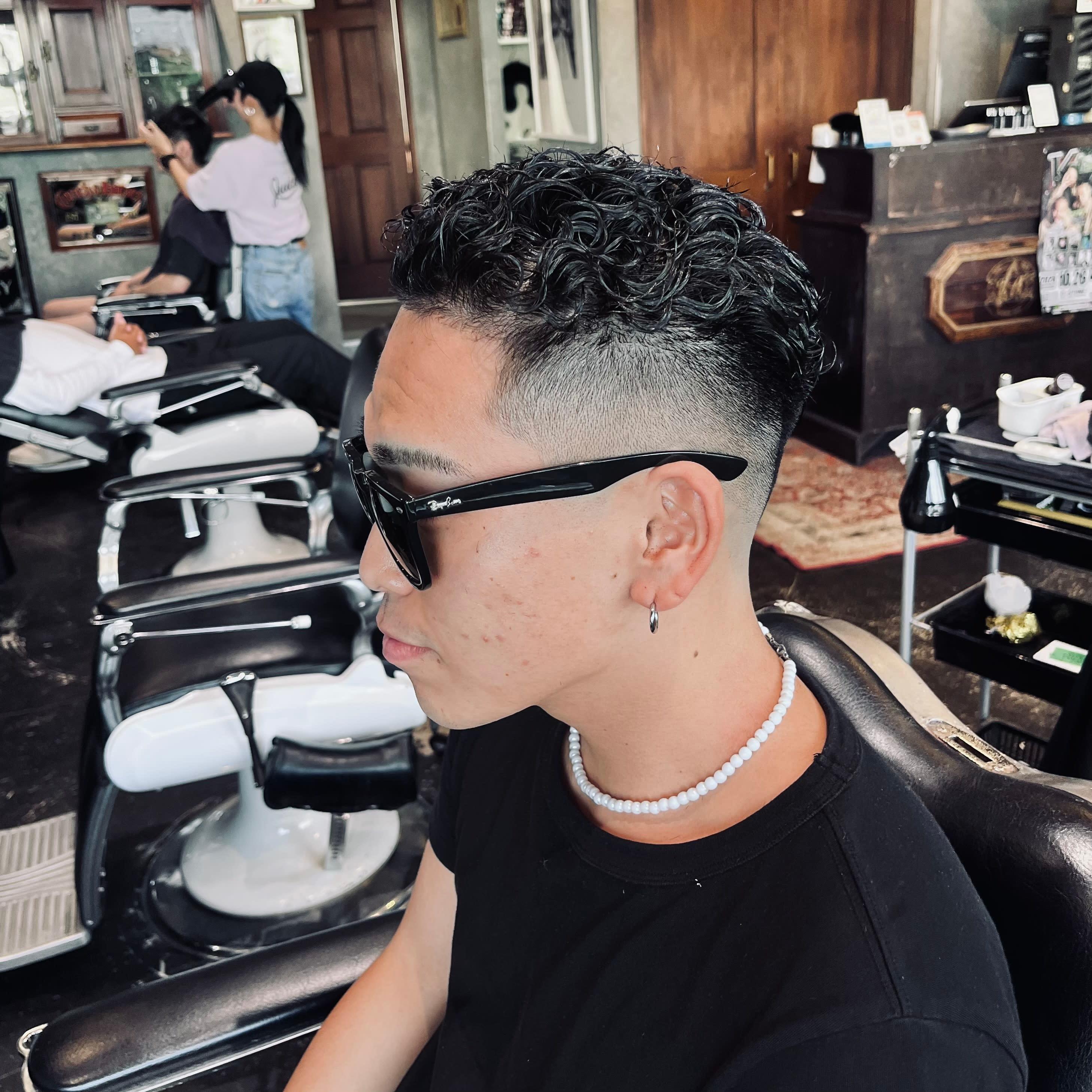 L.A BARBERSHOP【エルエー　バーバーショップ】のスタイル紹介。オールバックパーマ