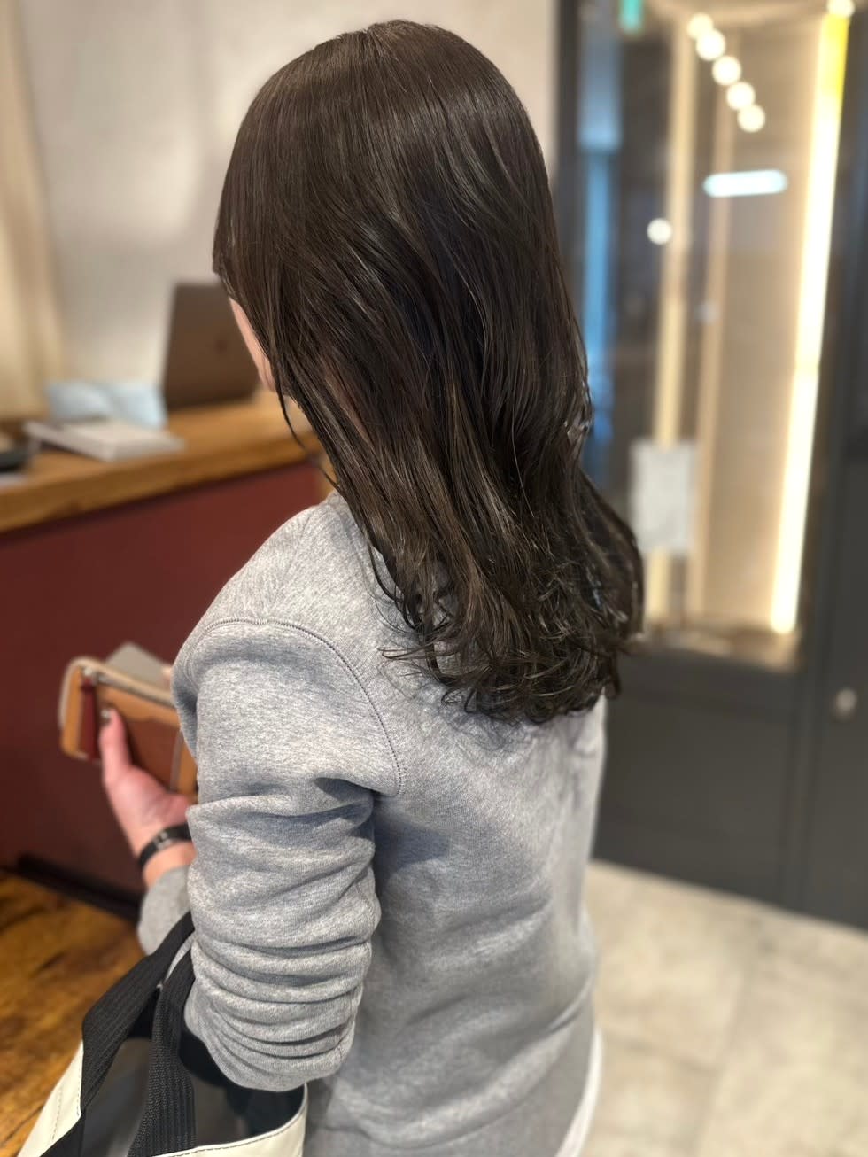 atelier.神戸三宮店【アトリエ】【アトリエ コウベサンノミヤテン】のスタイル紹介。オリーブグレージュ　透明感カラー　ブリーチなしカラー　艶感