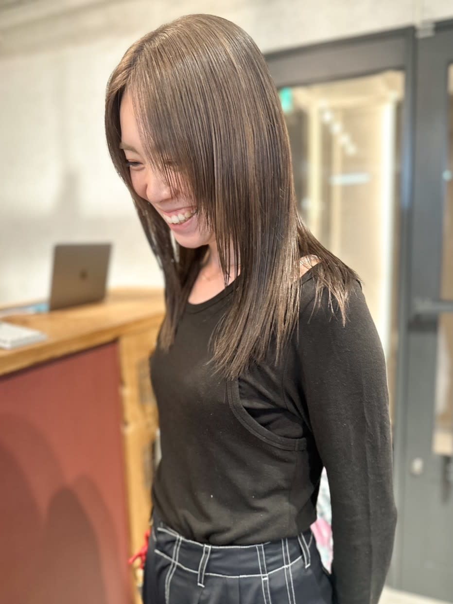 atelier.神戸三宮店【アトリエ】【アトリエ コウベサンノミヤテン】のスタイル紹介。フォーキーベージュ　レイヤーカット　ツヤ髪　ストレート　艶感