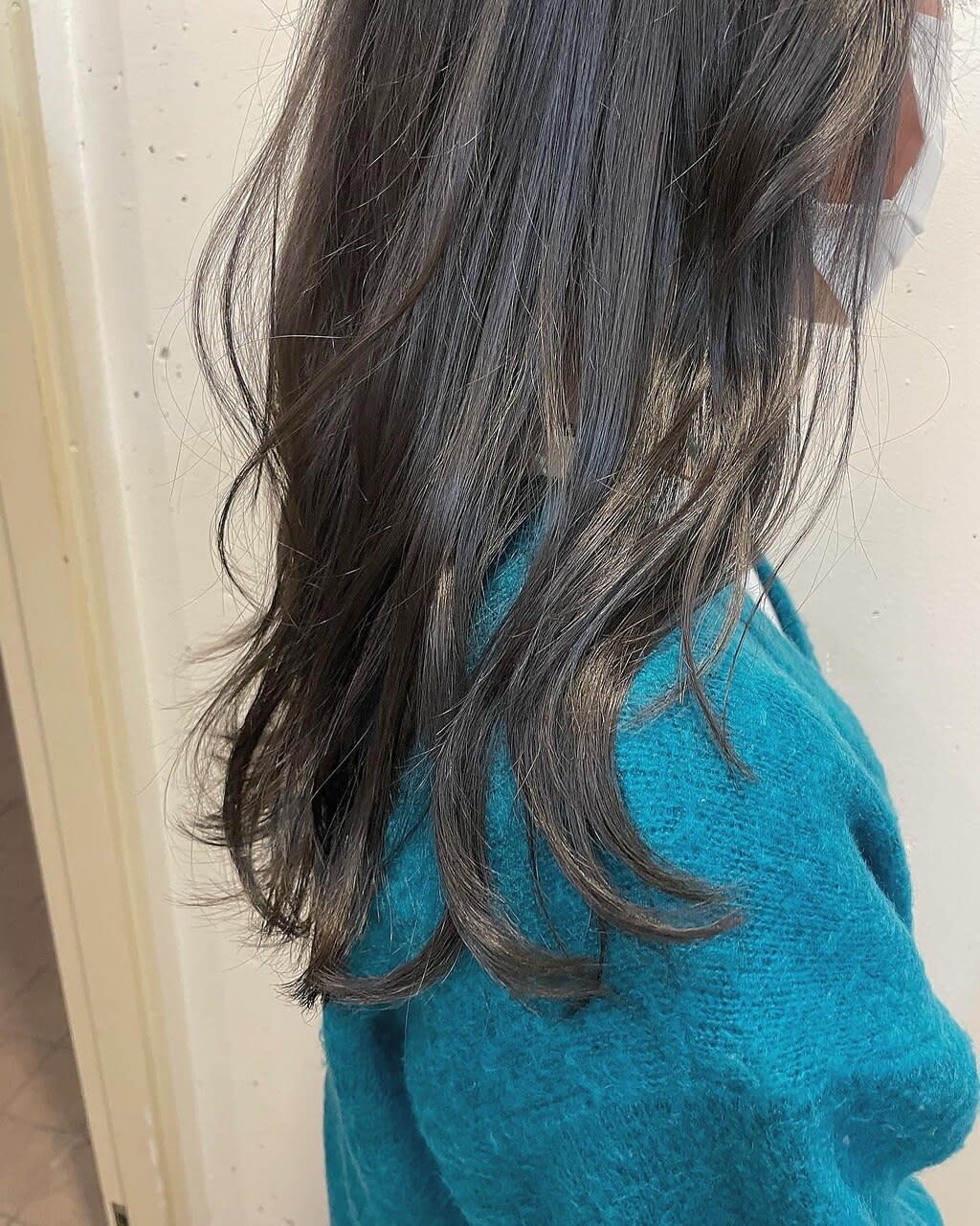 【完全個室サロン】Gilasol 八王子北口【シラソル】【カンゼンコシツサロン シラソル ハチオウジキタグチ】のスタイル紹介。暗めグレー×顔周りレイヤー