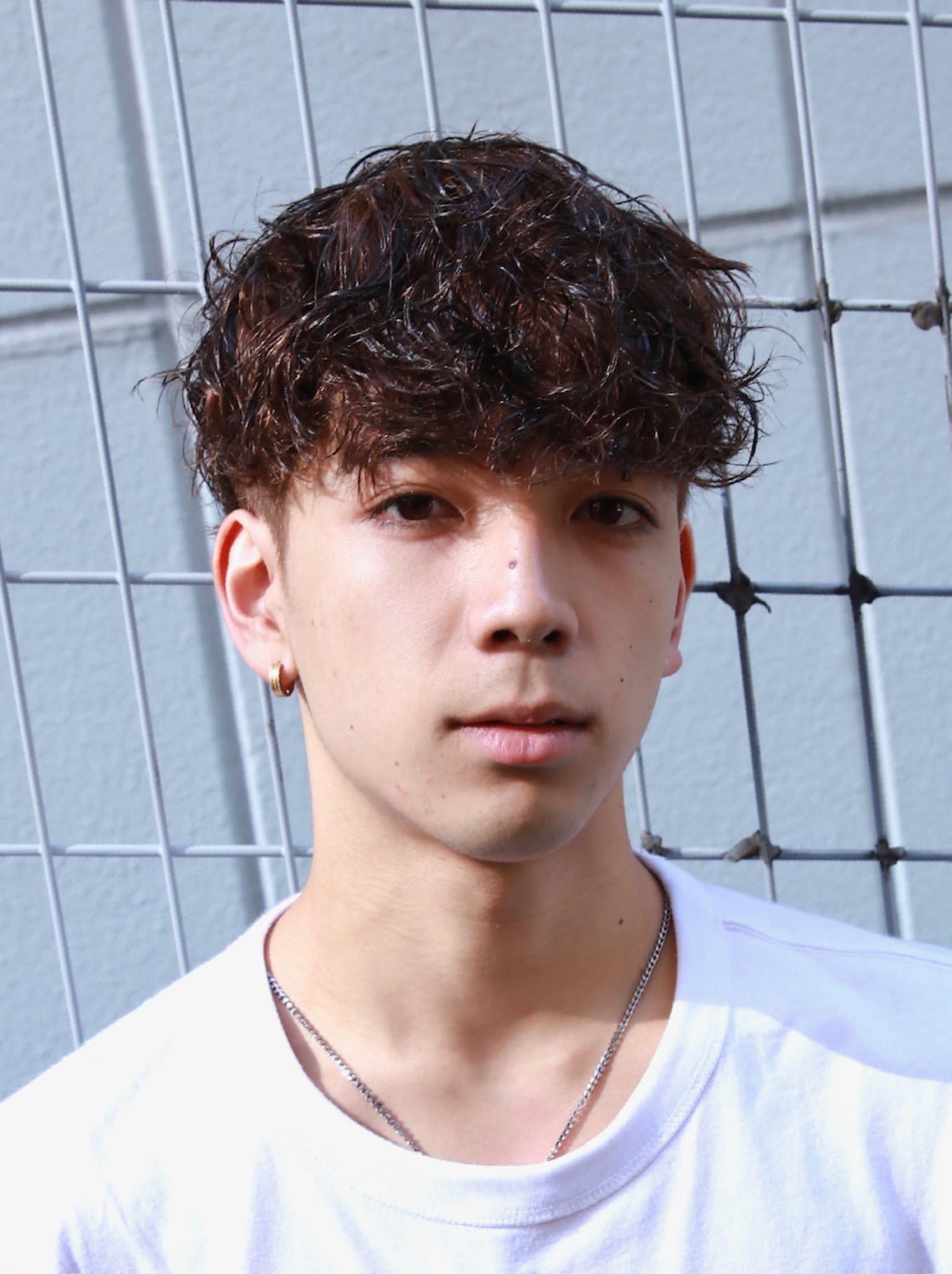 GROOMER/S TOKYO本店【グルーマーズトウキョウ】【グルーマーズトウキョウ ホンテン】のスタイル紹介。スペインカール　ブラウンカラー　外国人風パーマ　メンズパーマ