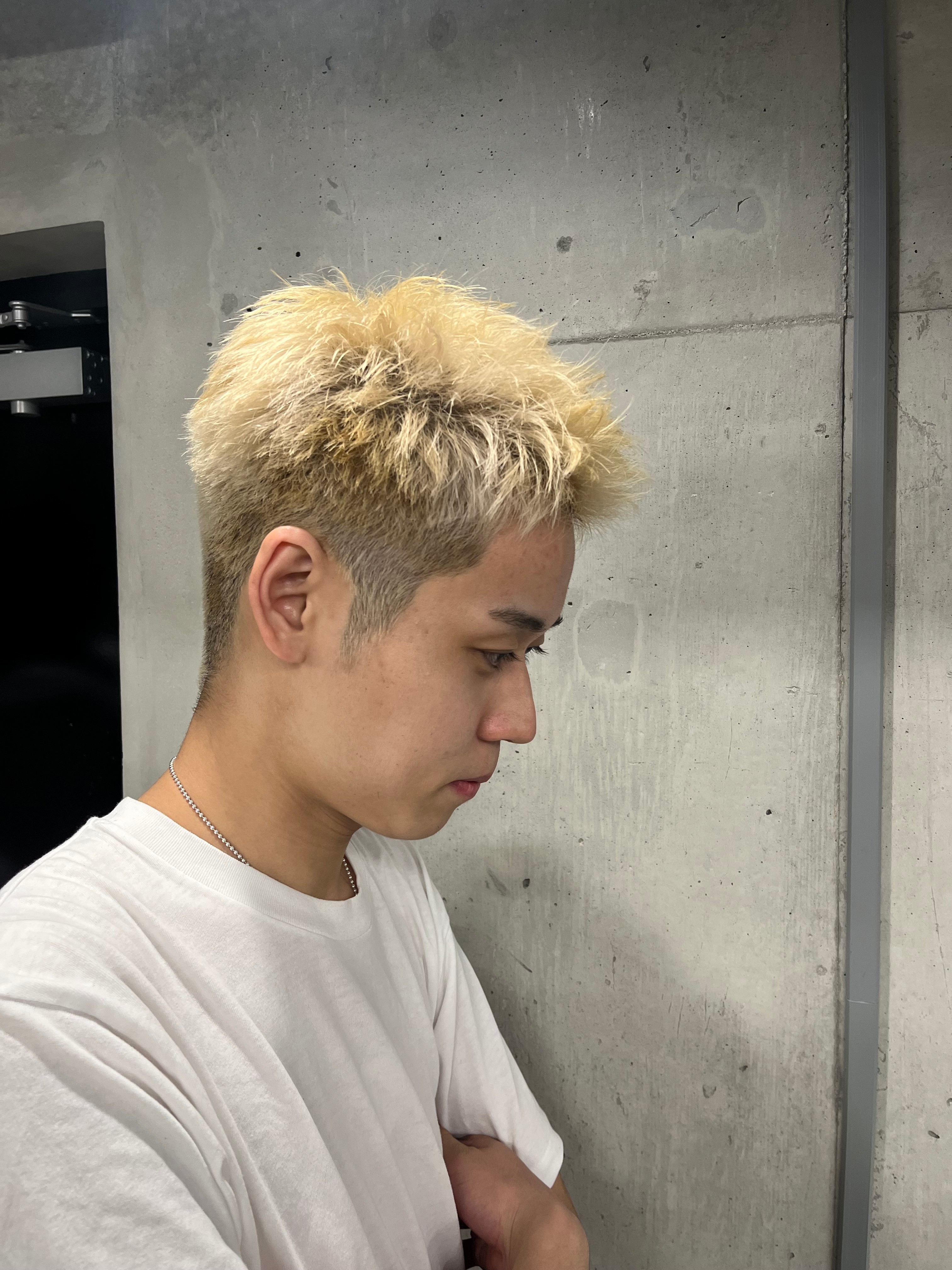 Men's hair Hui 新宿三丁目【メンズ ヘア フイ シンジュクサンチョウメ】のスタイル紹介。アップバングショート　ハイトーン