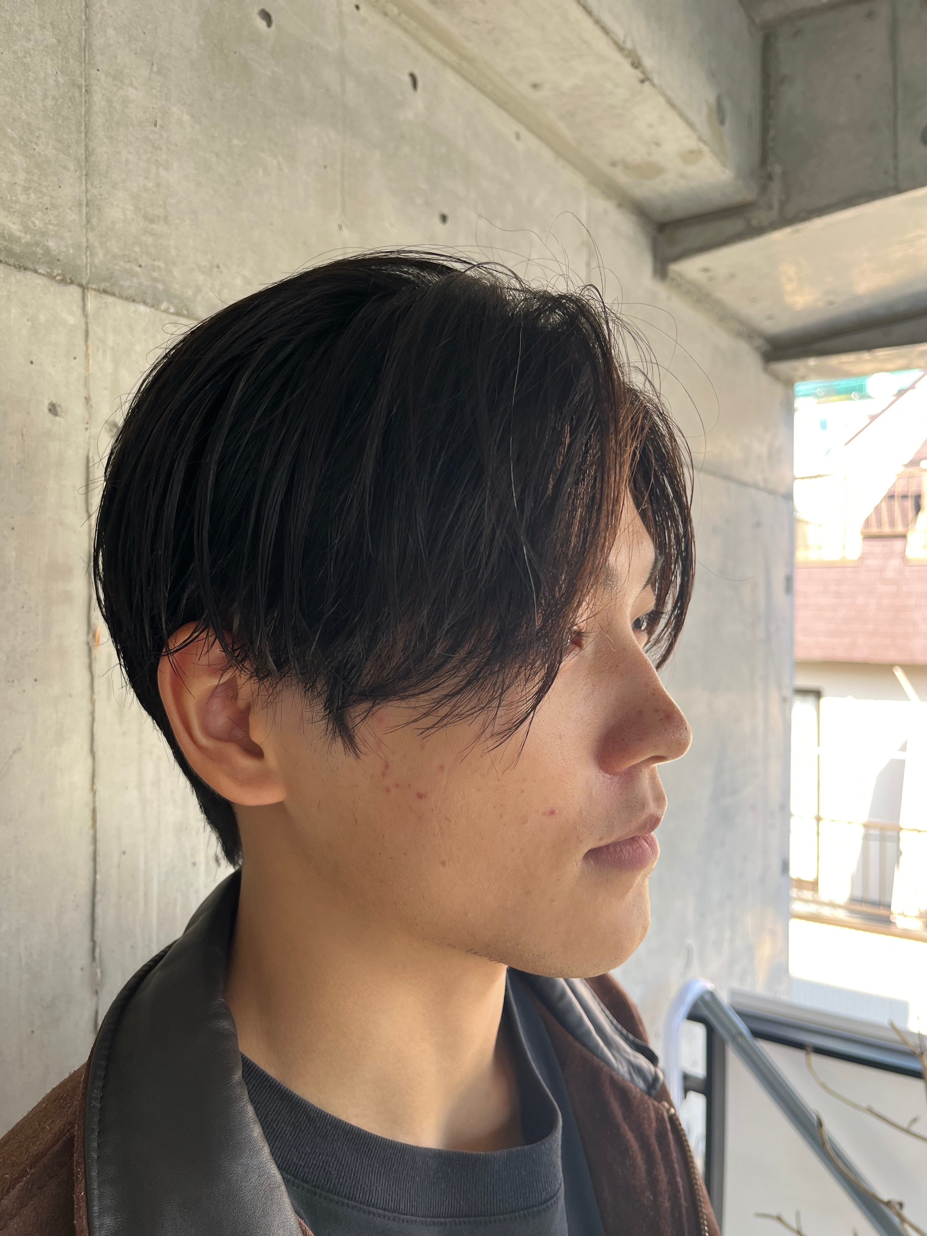 Men's hair Hui 新宿三丁目【メンズ ヘア フイ シンジュクサンチョウメ】のスタイル紹介。ミディアムセンターパート