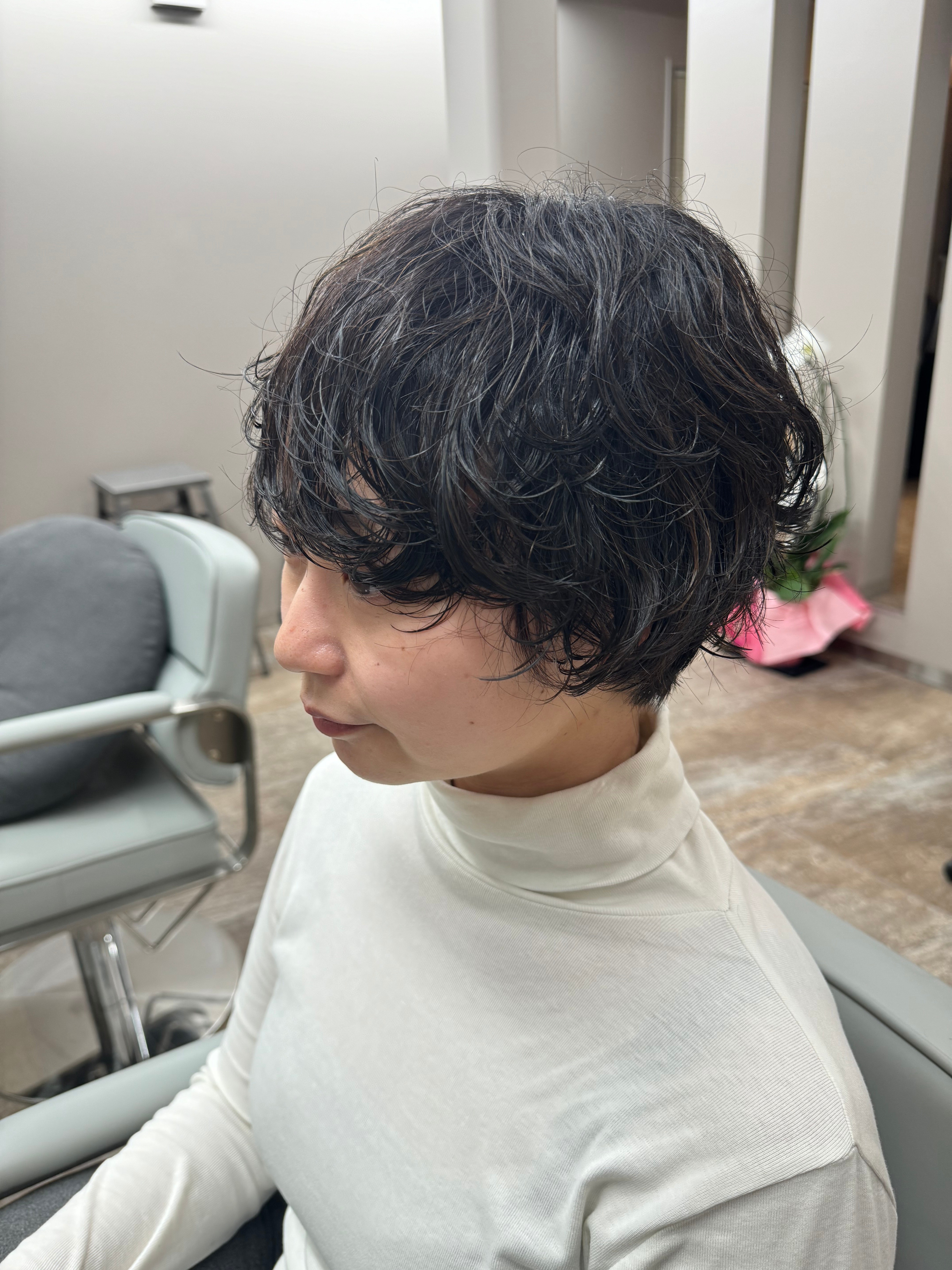 Reve by liko 三軒茶屋【レーヴバイリコサンゲンジャヤ】のスタイル紹介。流行りの大きいカール感♪レディースショート×パーマ