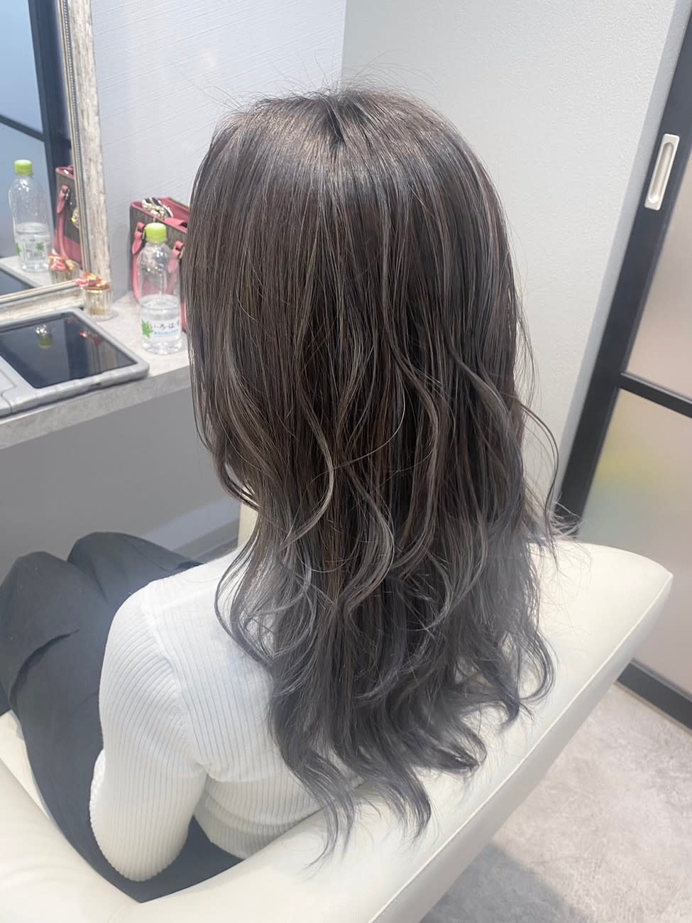 ROW 川崎【ロウカワサキ】のスタイル紹介。グラデーションカラー×グレーベージュ/大人レイヤーロング
