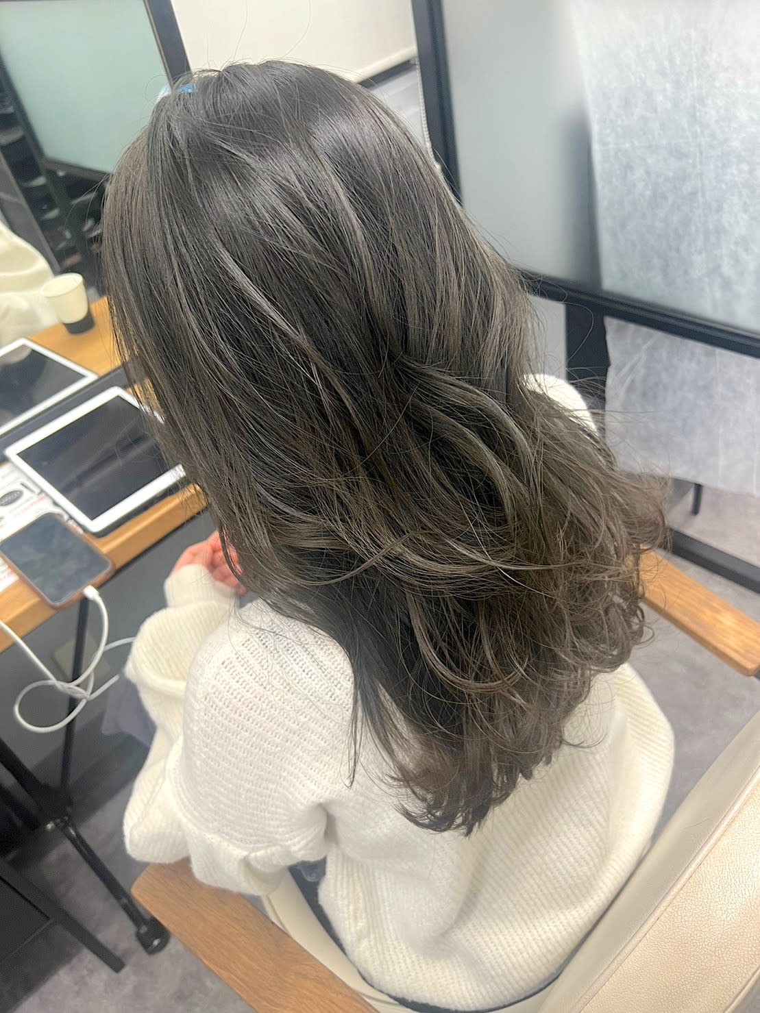 N° blao 名古屋栄【ナンバー ブラオ ナゴヤサカエ】のスタイル紹介。オリーブグレー/大人レイヤーロンググレーベージュ