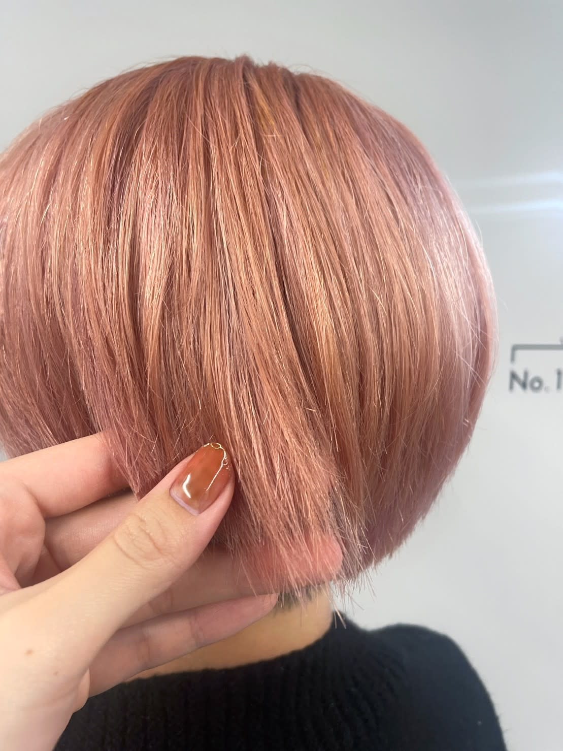 N° blao 名古屋栄【ナンバー ブラオ ナゴヤサカエ】のスタイル紹介。ペールピンク/ブロンドベージュ丸みショート重めマッシュ