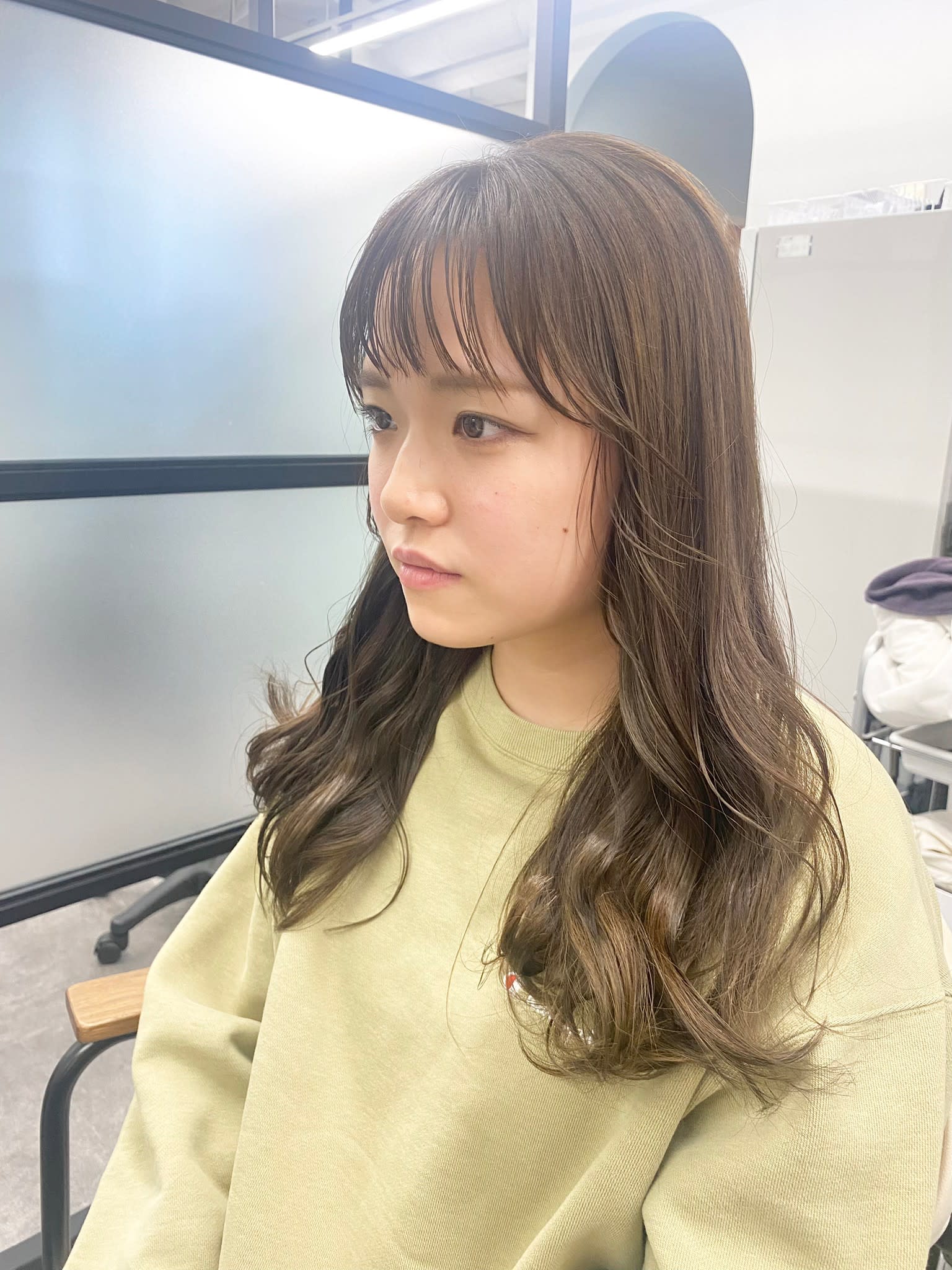 N° blao 名古屋栄【ナンバー ブラオ ナゴヤサカエ】のスタイル紹介。大人レイヤーナチュラルくびれヘア無造作パーマブロンドベージュ