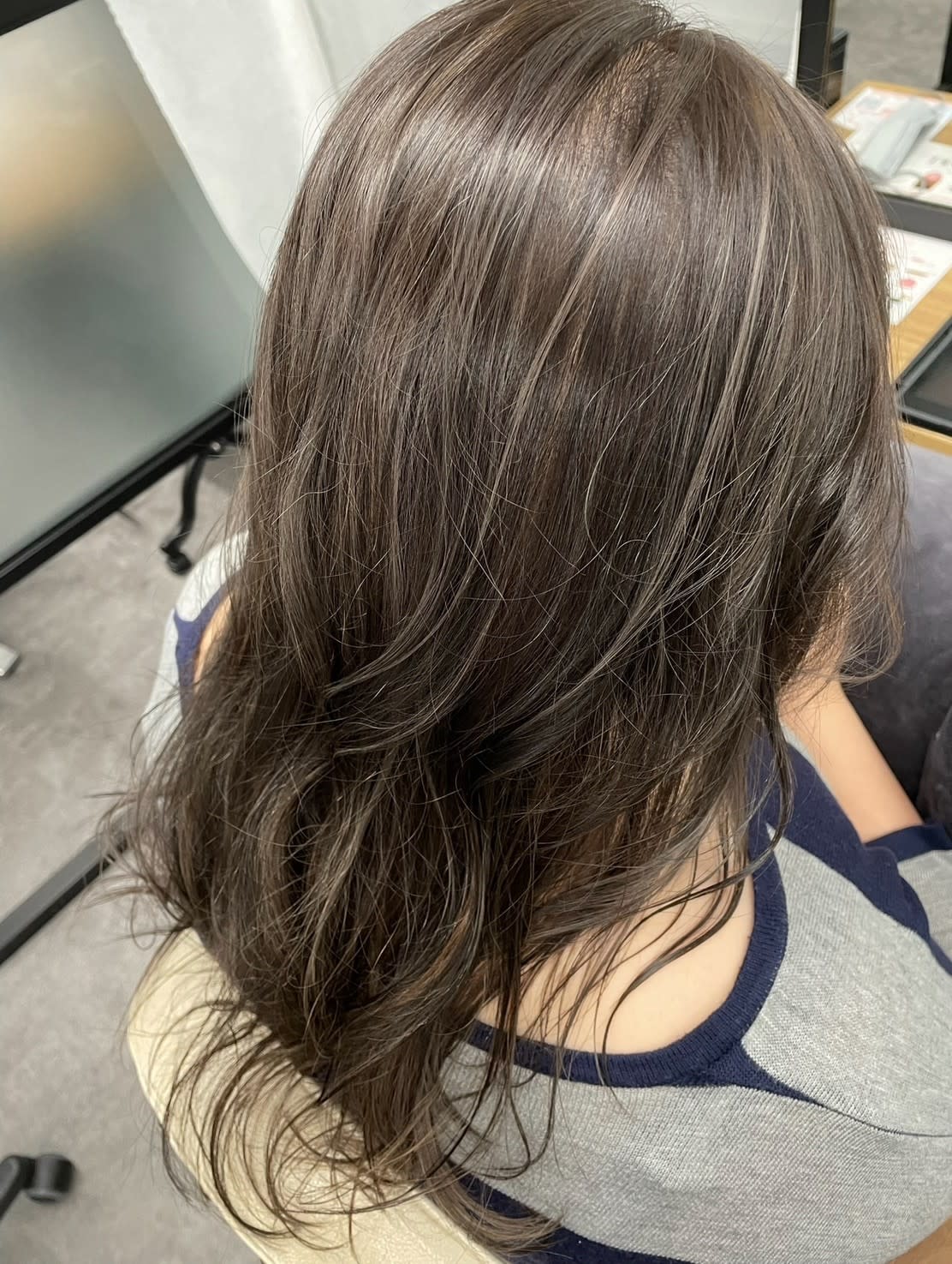 N° blao 名古屋栄【ナンバー ブラオ ナゴヤサカエ】のスタイル紹介。白髪ぼかしハイライト/大人レイヤーアッシュグレーベージュ