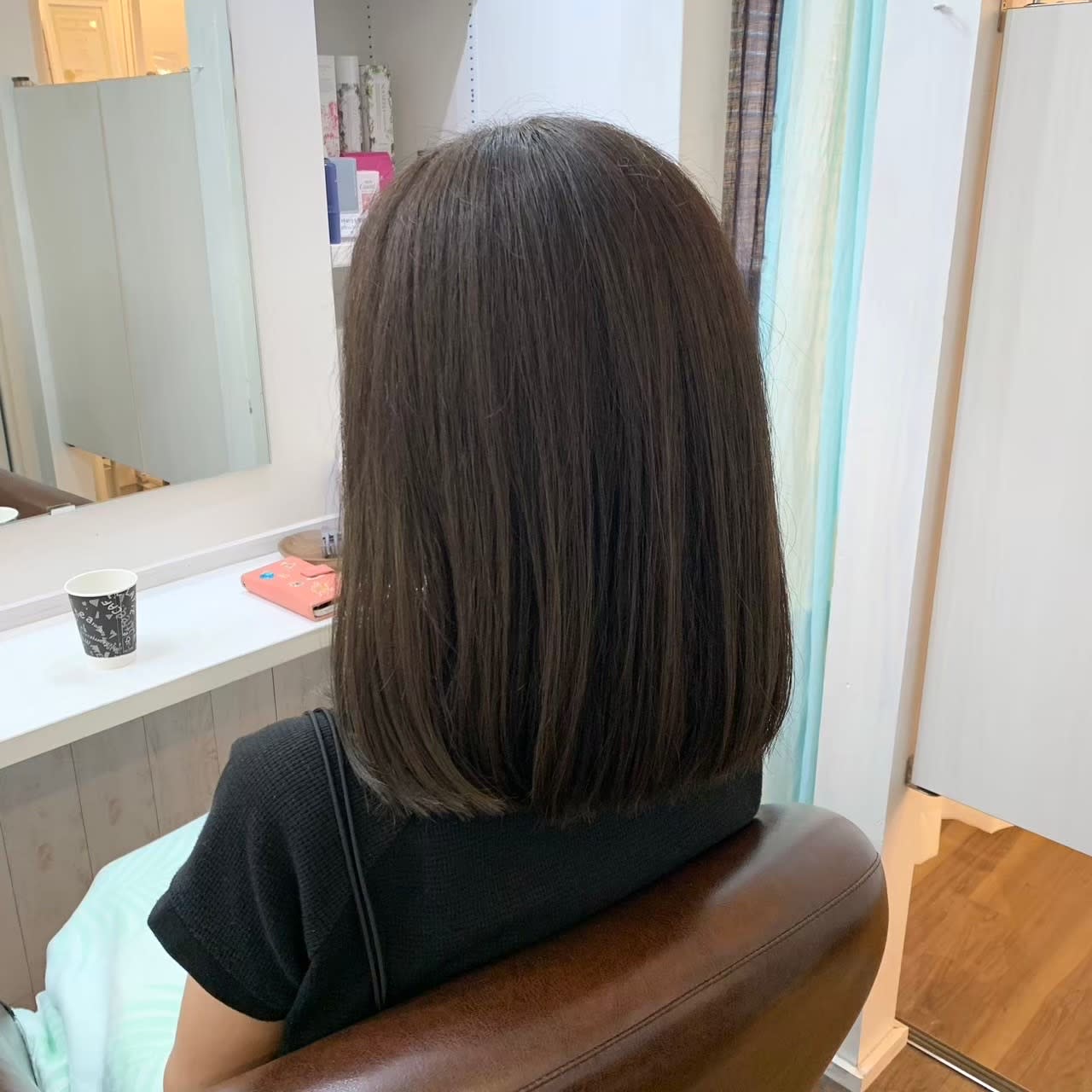 Elua Hono-Hono【エルアホノホノ】のスタイル紹介。落ち着いたマットブラウンのミディアムヘア