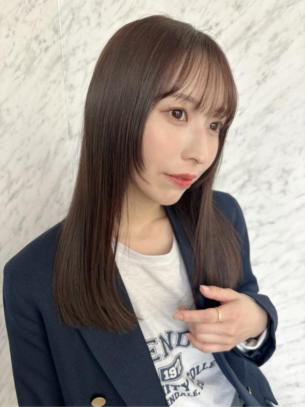 emu【エミュ】【エミュ】のスタイル紹介。ナチュラルストレート/シースルーバング/艶髪/美髪スタイル