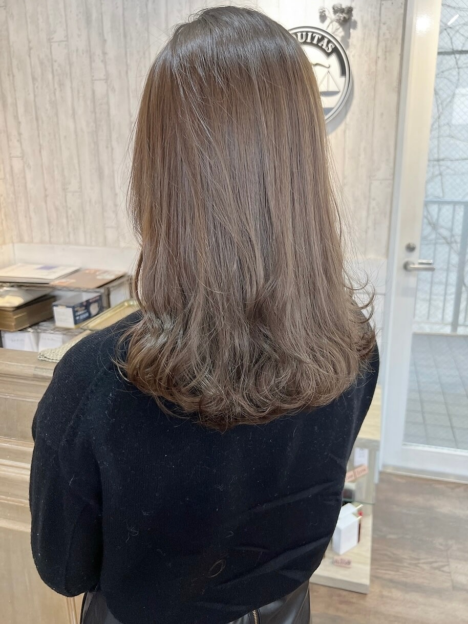 AEQUITAS【アクトゥス】のスタイル紹介。ハーフブリーチカラー×アッシュベージュ
