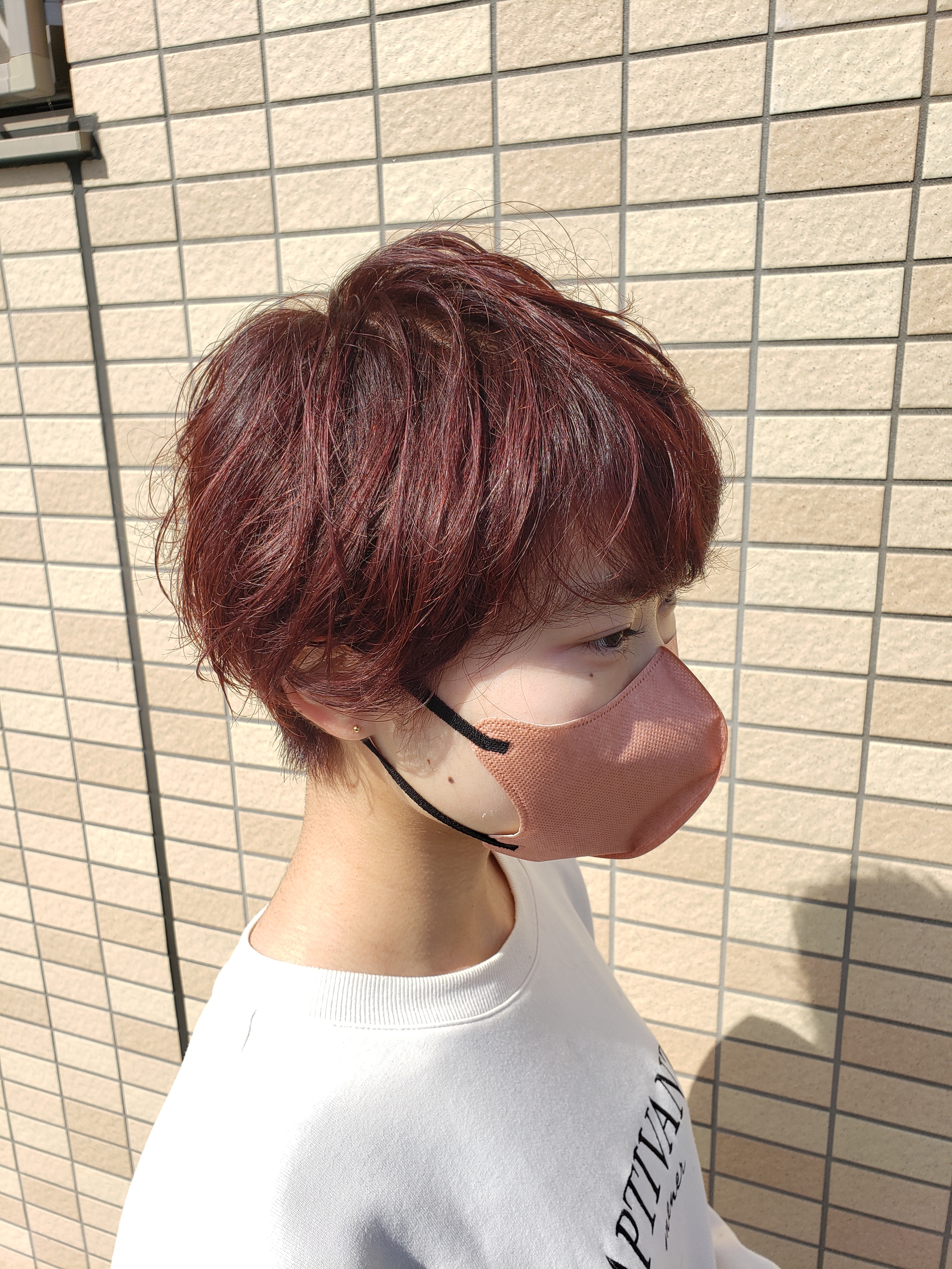 hairsalonDay's【ヘアサロンデイズ】のスタイル紹介。カシスピンクのえり足タイトなショートヘア