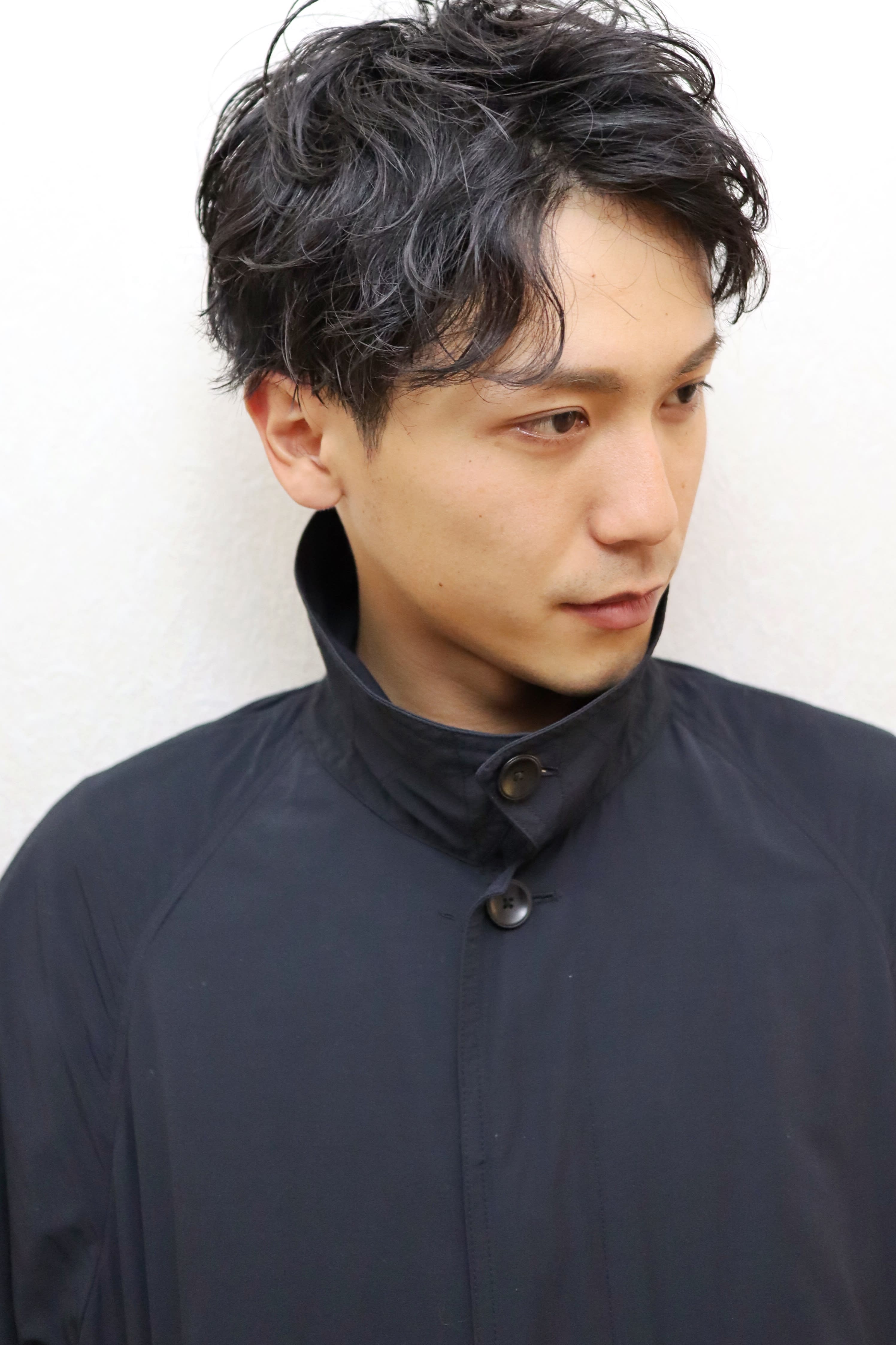 a Gland taupe【アグラントープ】【アグラントープ】のスタイル紹介。ビジネスアップバング黒髪◇スーツナチュラルパーマ