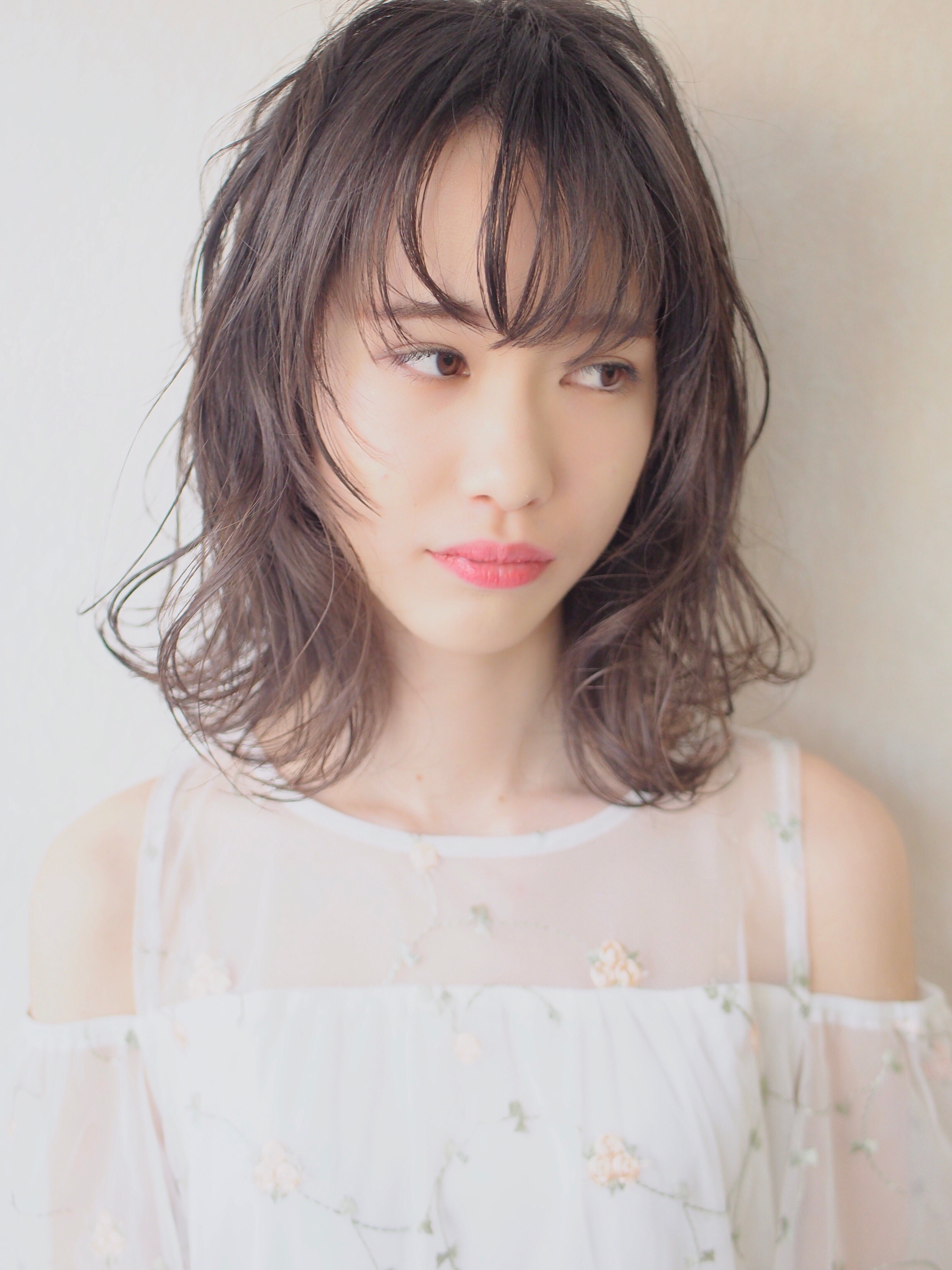 a Gland taupe【アグラントープ】【アグラントープ】のスタイル紹介。ミディアムウルフカット◇レイヤー　20代30代