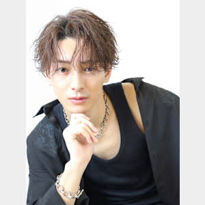 KUROT 熊本【クロト クマモト】のスタイル紹介。フェザーパーマセンターパート強め毛流れパーマ