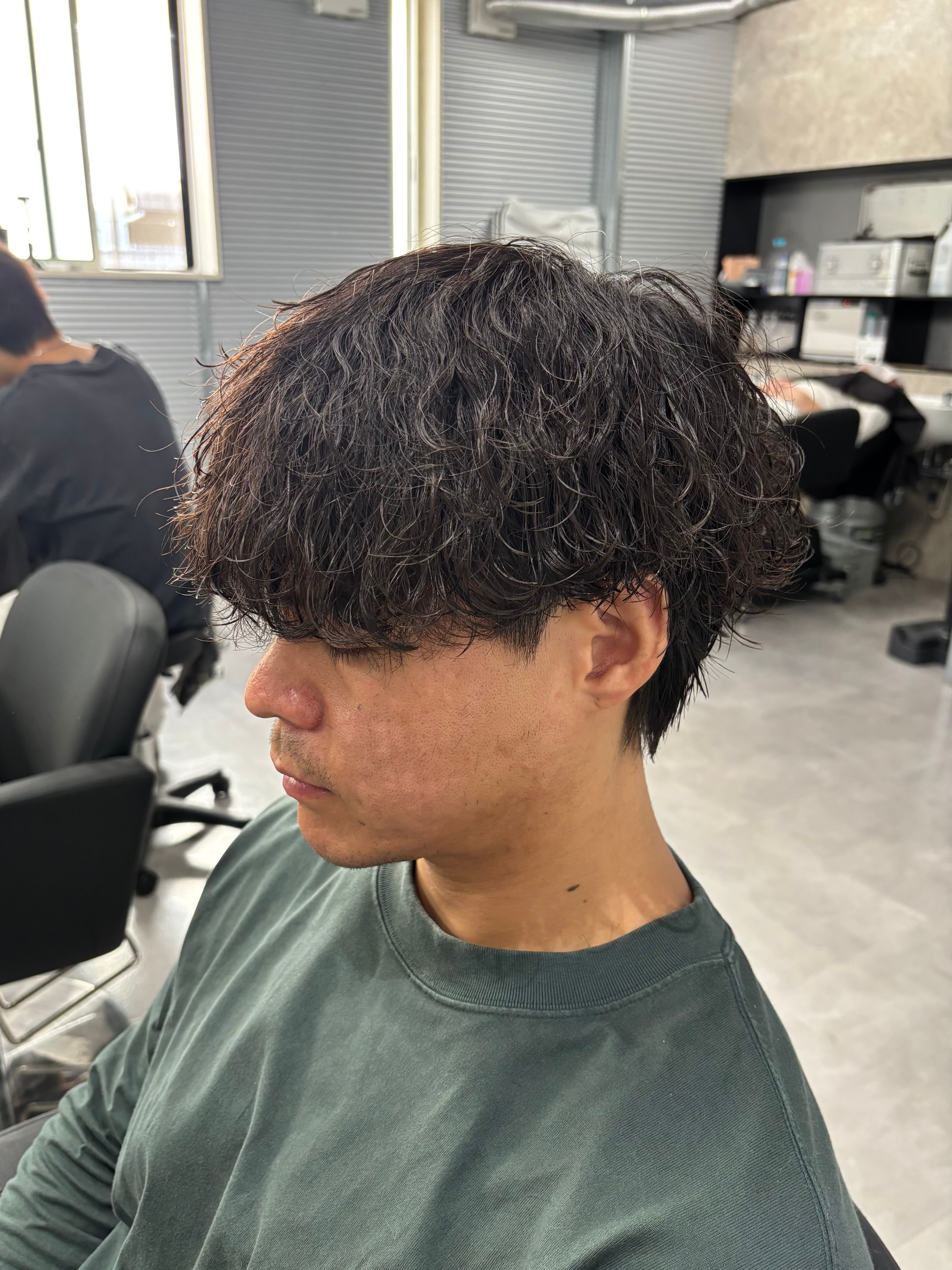 gao produced by revo【ガオ プロデュースバイレボ】のスタイル紹介。波巻きパーマ/メンズ/スパイラルパーマ