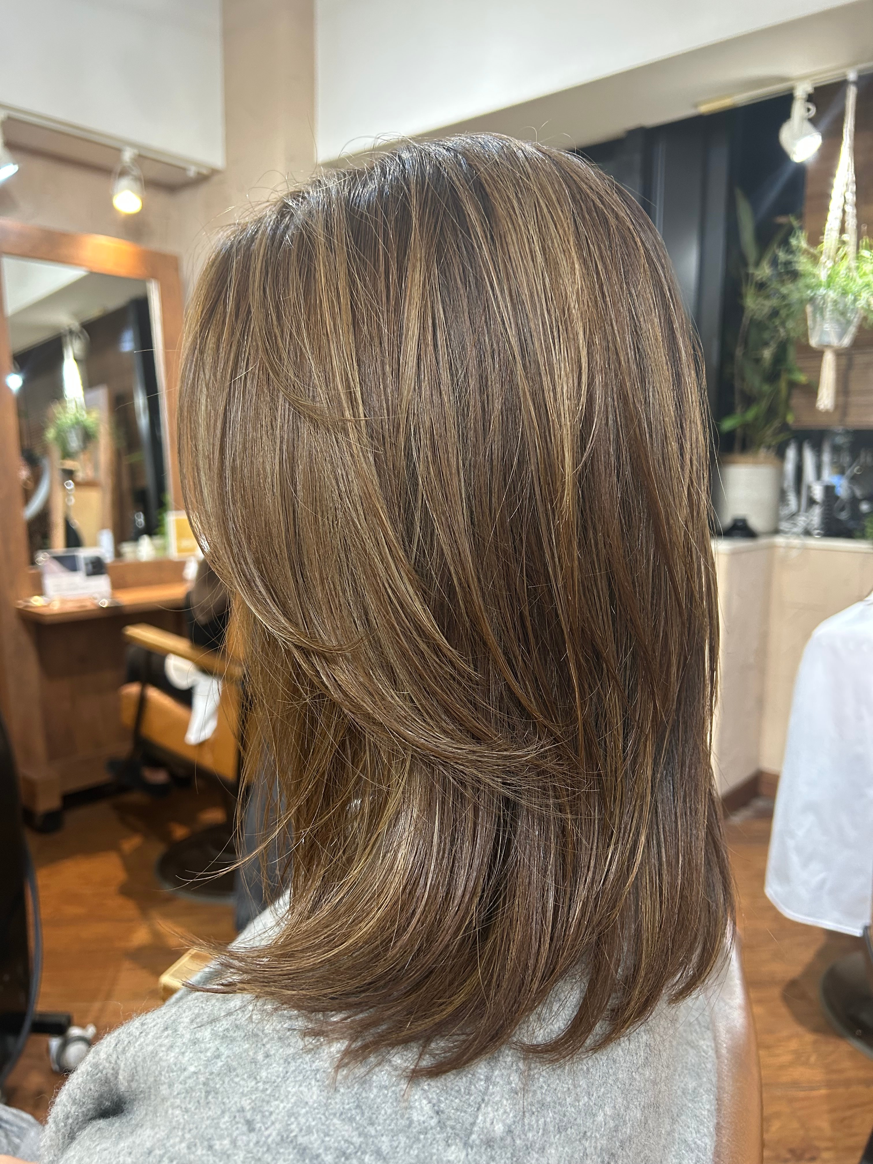 sulir hair and nail design 恵比寿【スリル　ヘア　アンド　ネイル　デザイン　エビステン】のスタイル紹介。ミディアムレイヤー