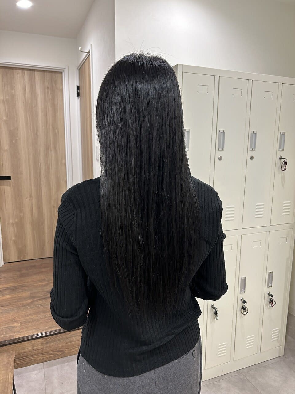 ambitious入間【アンビシャスイルマ】のスタイル紹介。☆赤み消し透明感カラー　暗髪ネイビーブラック