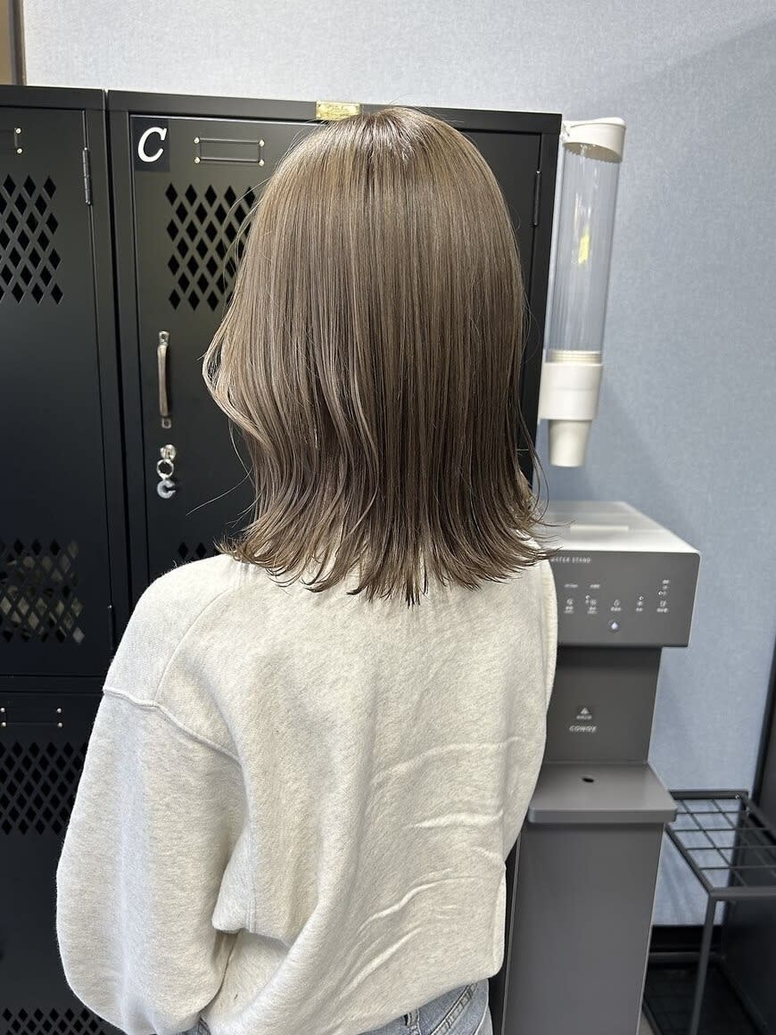 ambitious 国分寺【アンビシャスコクブンジ】のスタイル紹介。☆切りっぱなし外はねミディアムボブ　くすみベージュ