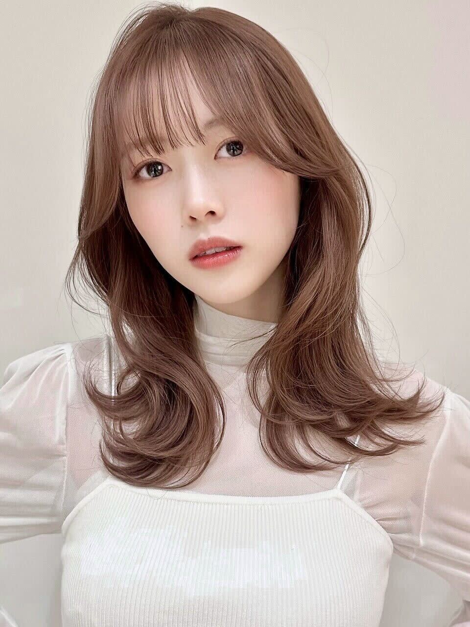 Violet`jem 【バイオレットジェム 】【バイオレットジェム】のスタイル紹介。レイヤーカットぱっつん前髪ミルクティーベージュ