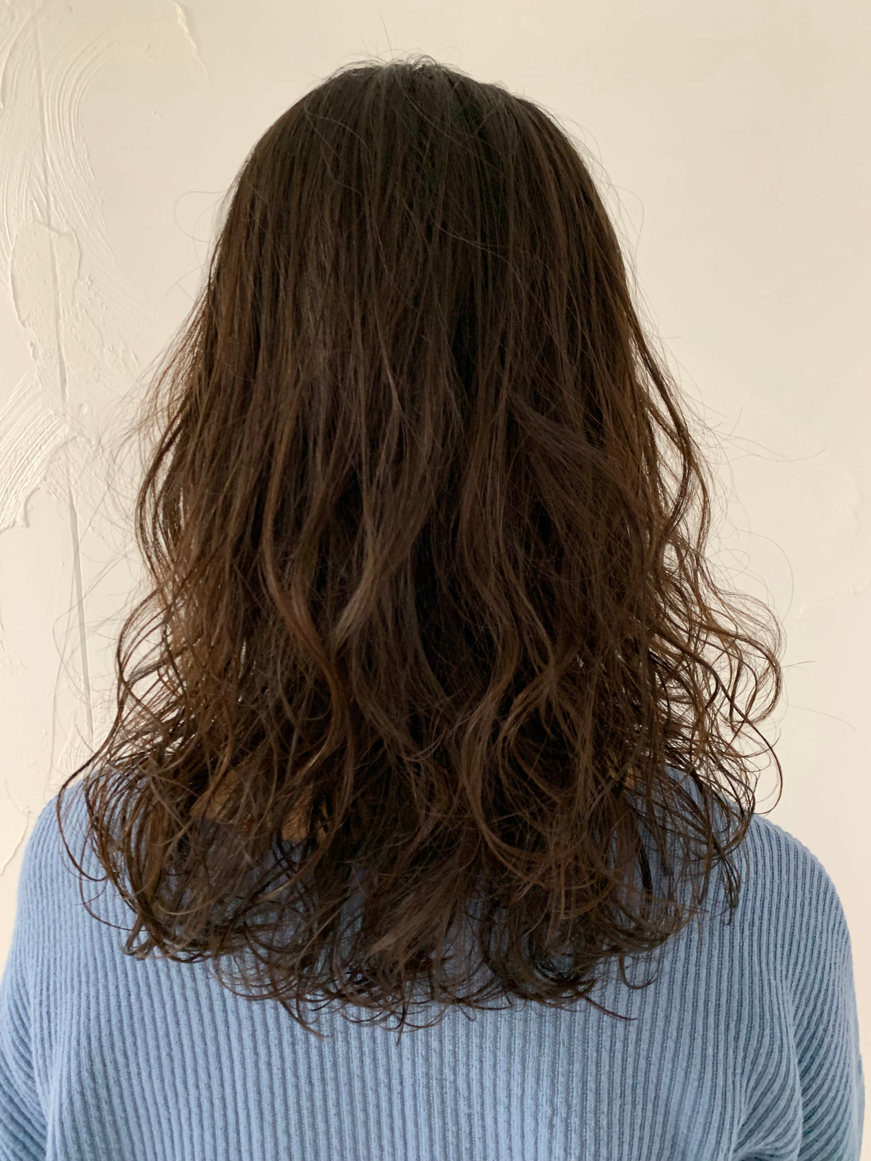 r-chill hair【ルチル ヘアー】のスタイル紹介。ミディアムレイヤー×ゆるふわウェーブ