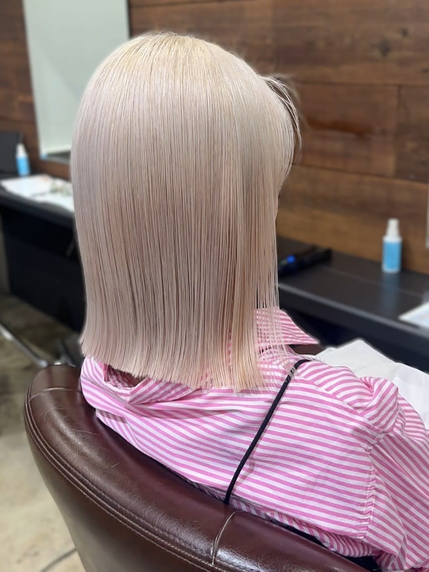 Lauren&parade並木坂店【髪質改善/カラー】【ローレンアンドパレード】のスタイル紹介。ホワイトグレージュ　透明感　艶髪　切りっぱなし　ケアブリーチ
