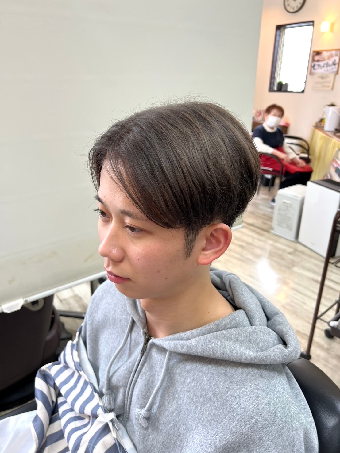 Hair Salon ふらっと【フラット】のスタイル紹介。センターパート+グレージュ