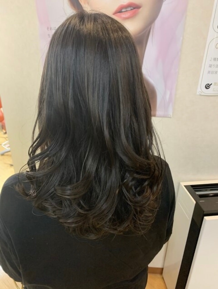 Hair & Nail Studio Bloom【ヘアーアンドネイルスタジオブルーム】のスタイル紹介。レイヤー×ディープグレー